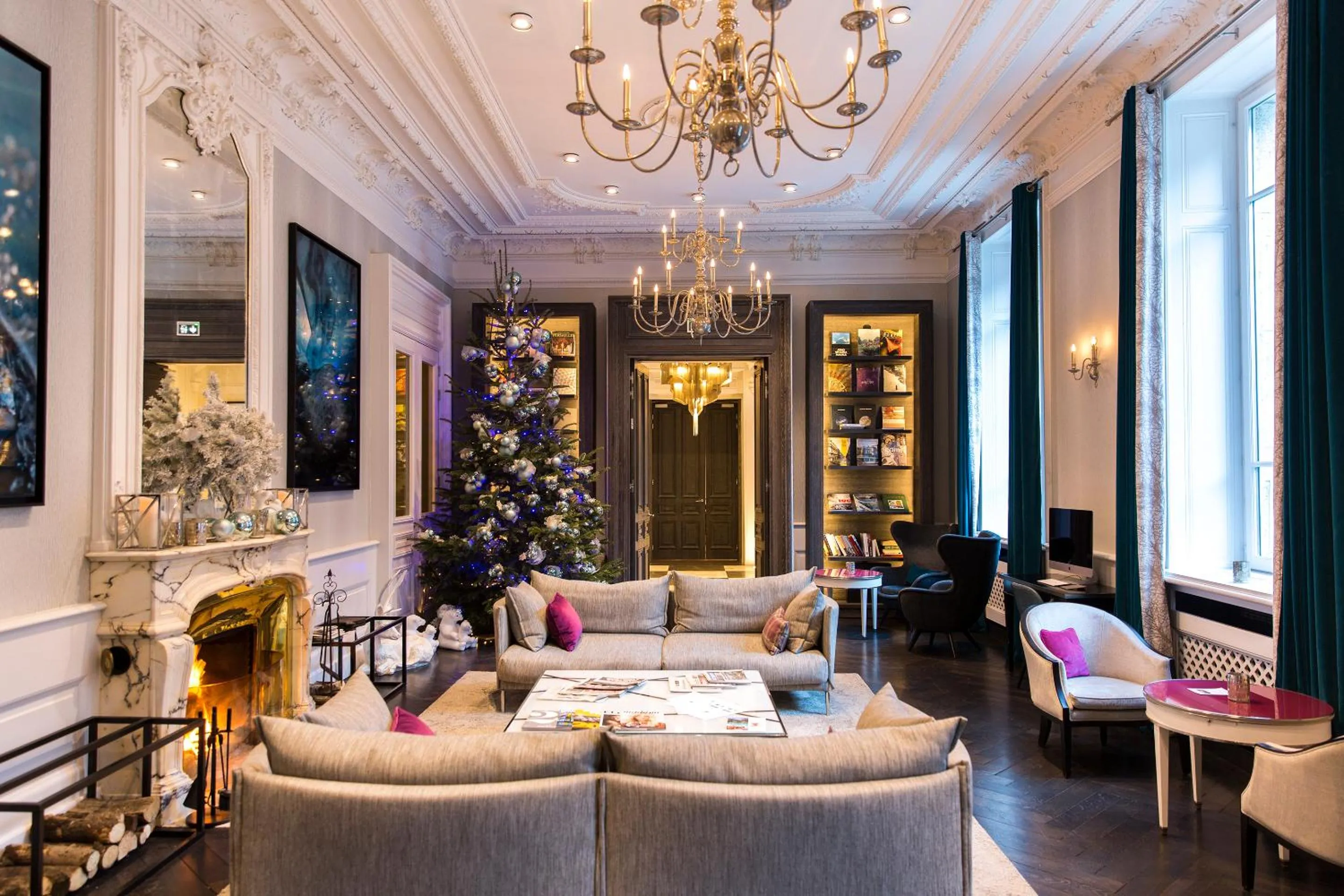 Communal lounge/ TV room in Hôtel Mont-Blanc Chamonix