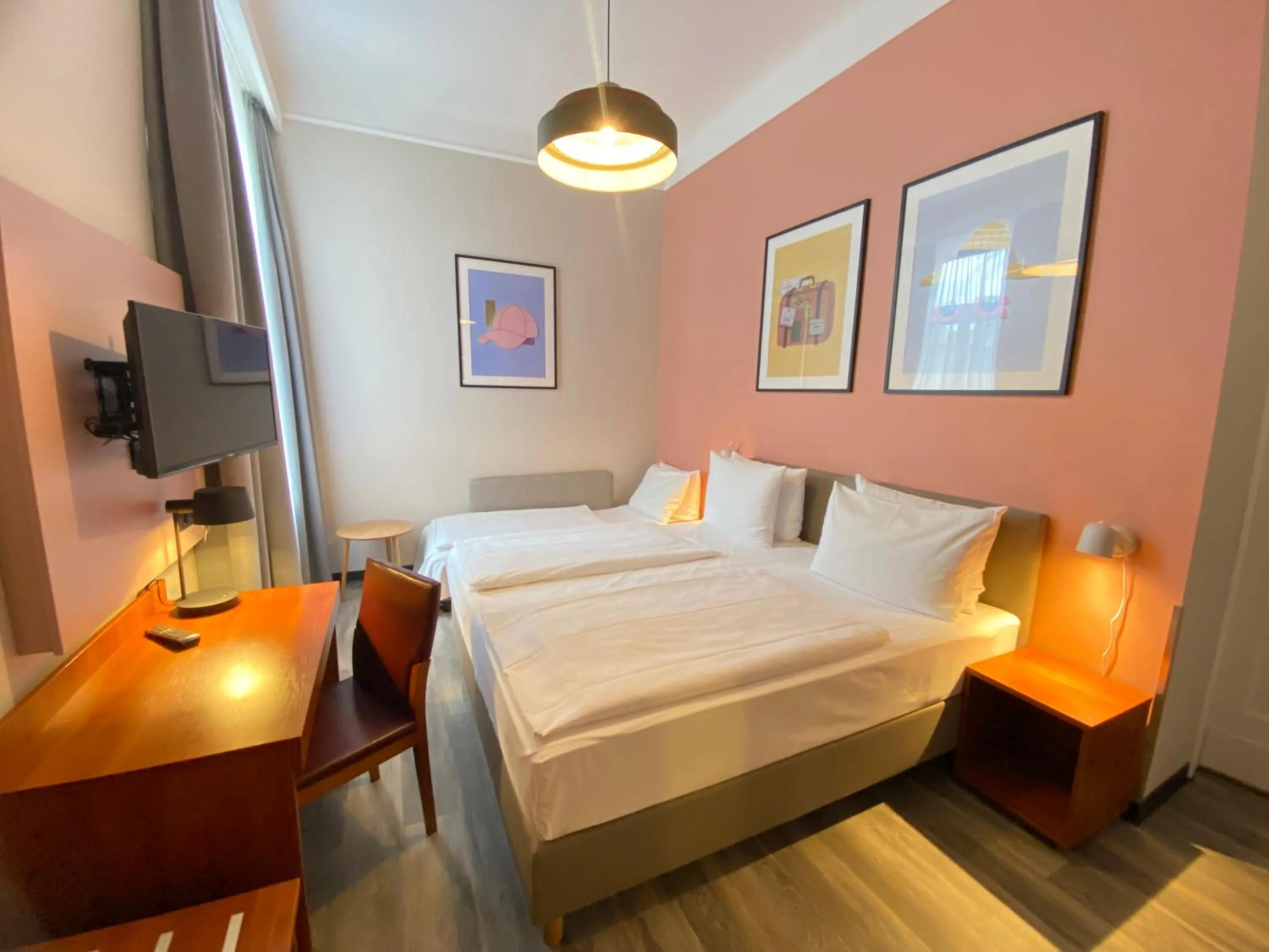 Photo of the whole room, Bed in Hotel Kronprinz Hamburg Hauptbahnhof