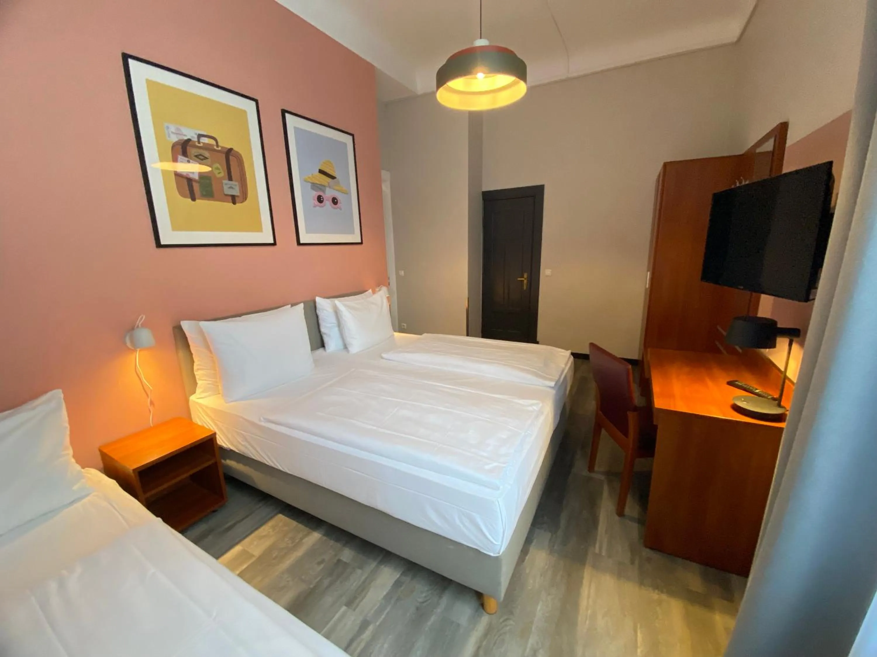 Photo of the whole room, Bed in Hotel Kronprinz Hamburg Hauptbahnhof