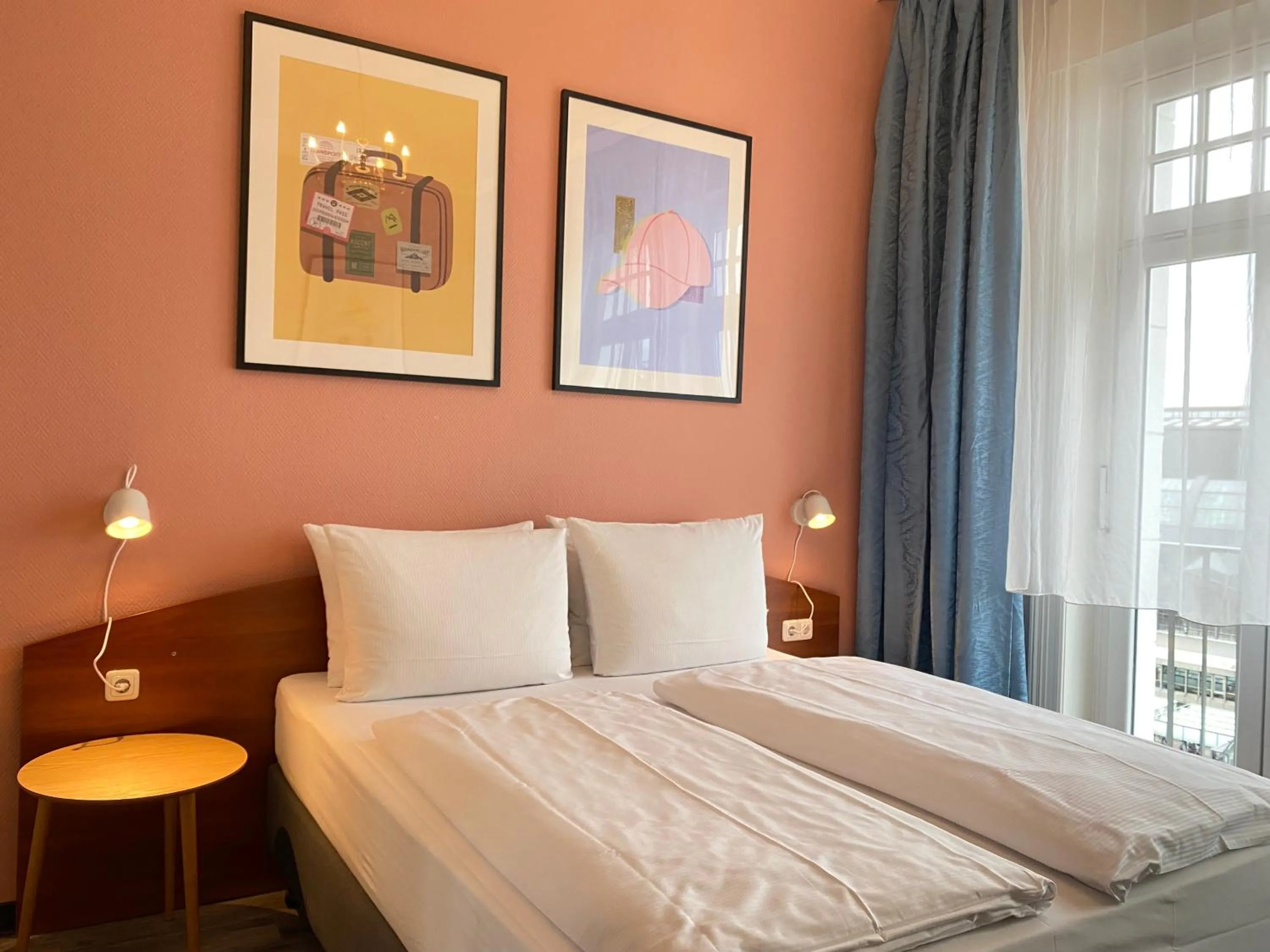 Photo of the whole room, Bed in Hotel Kronprinz Hamburg Hauptbahnhof