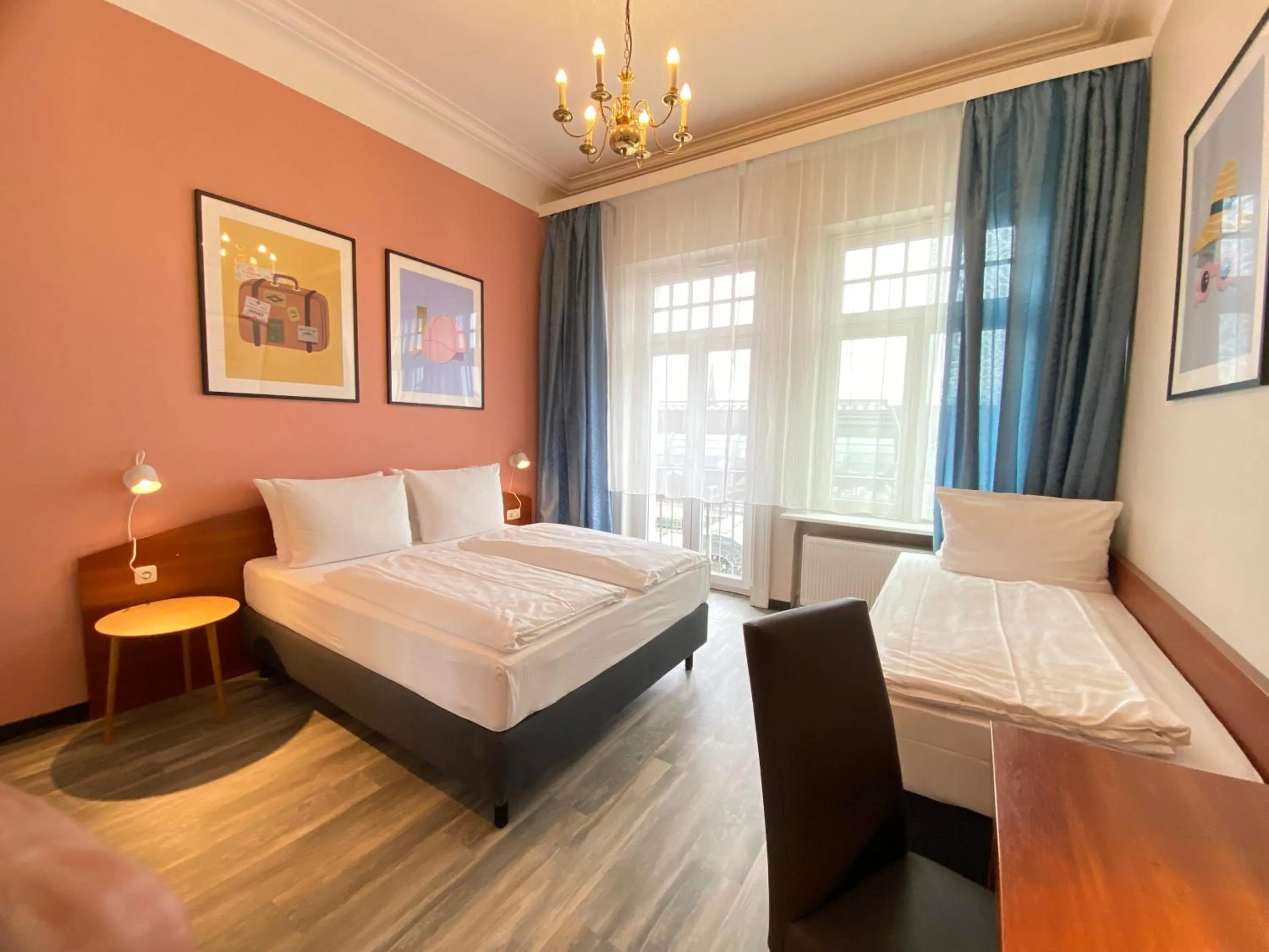 Photo of the whole room, Bed in Hotel Kronprinz Hamburg Hauptbahnhof