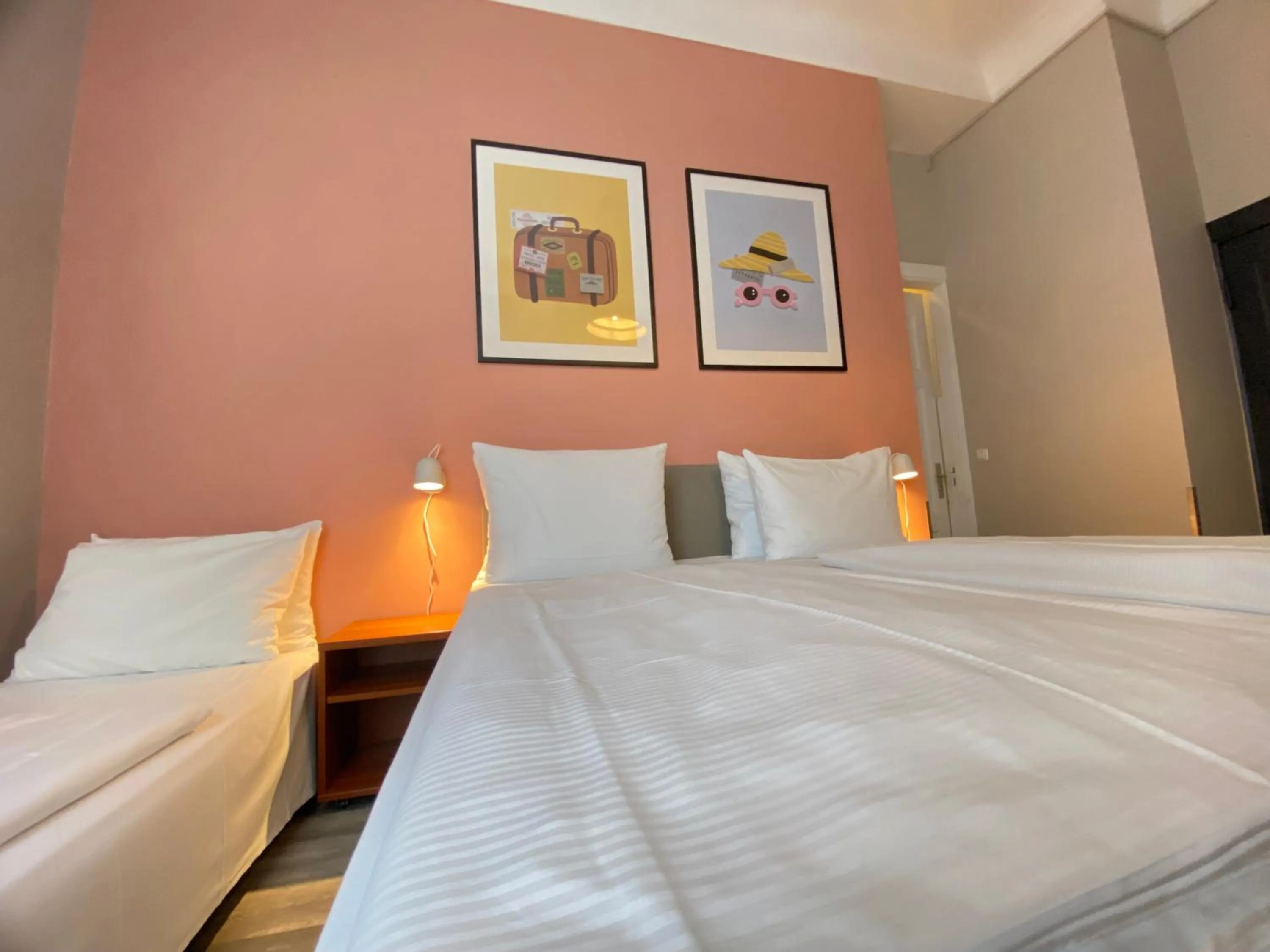 Photo of the whole room, Bed in Hotel Kronprinz Hamburg Hauptbahnhof