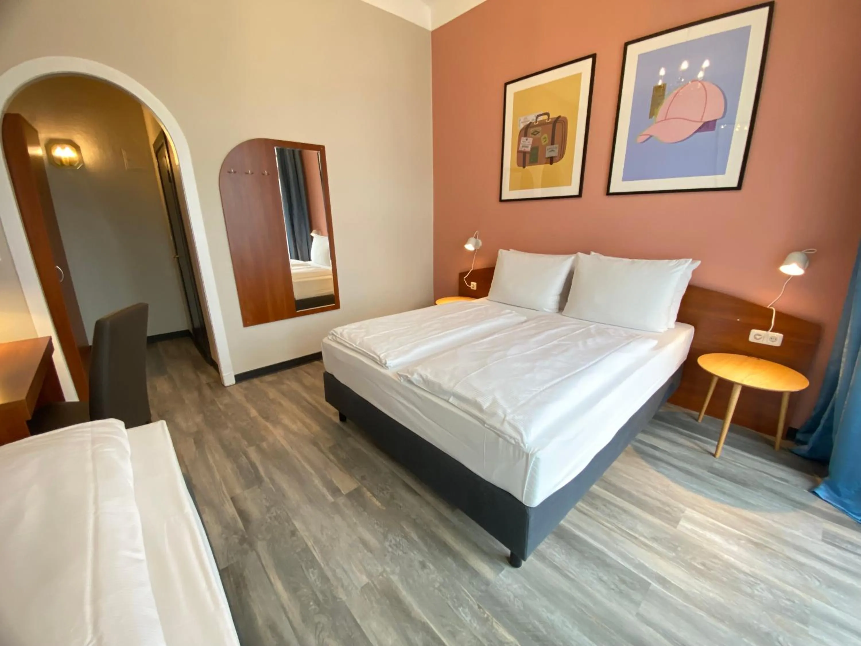 Photo of the whole room, Bed in Hotel Kronprinz Hamburg Hauptbahnhof