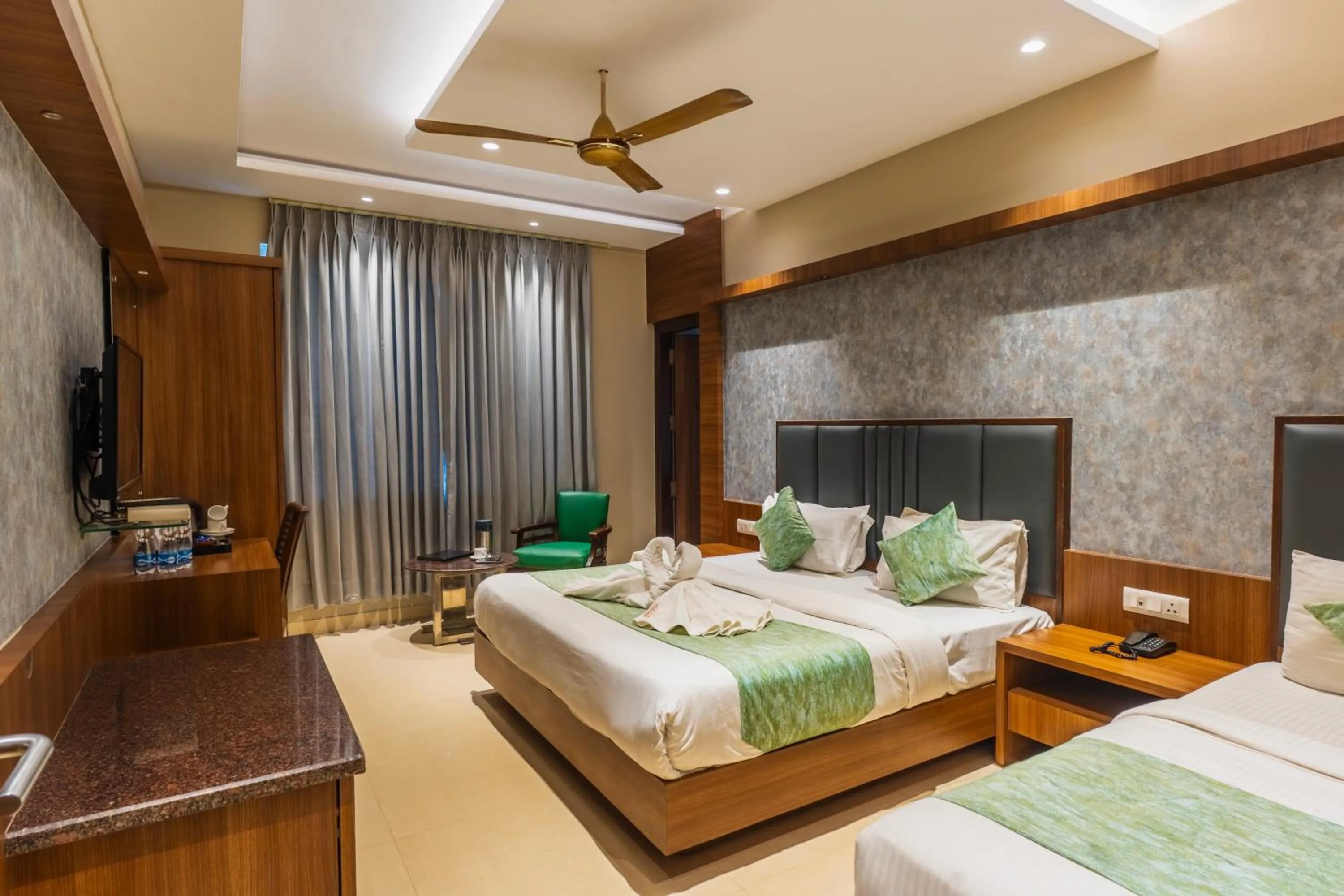 Bed in Hotel Amritsar International 2 min walk from Amritsar Bus Stand