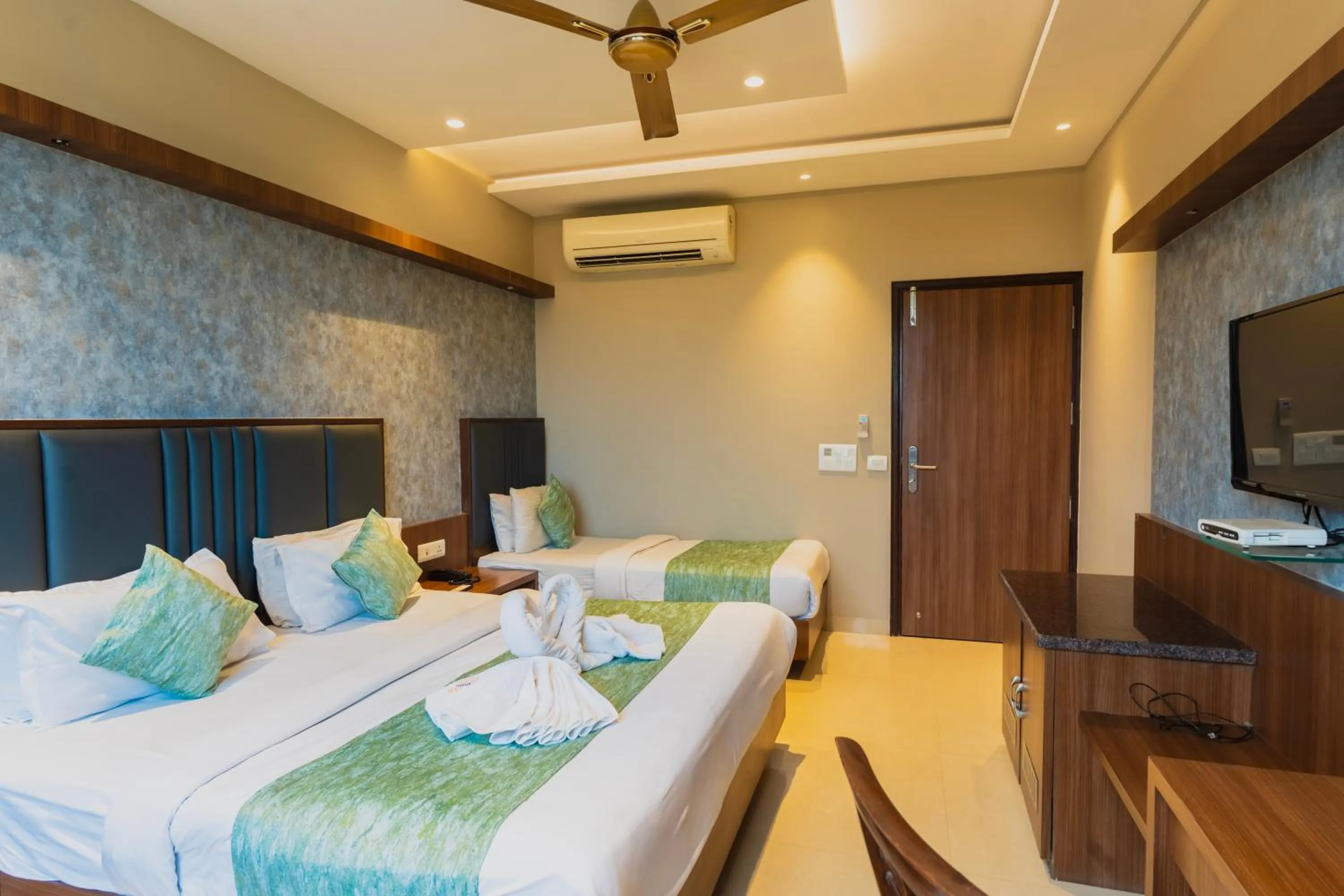 Bed in Hotel Amritsar International 2 min walk from Amritsar Bus Stand