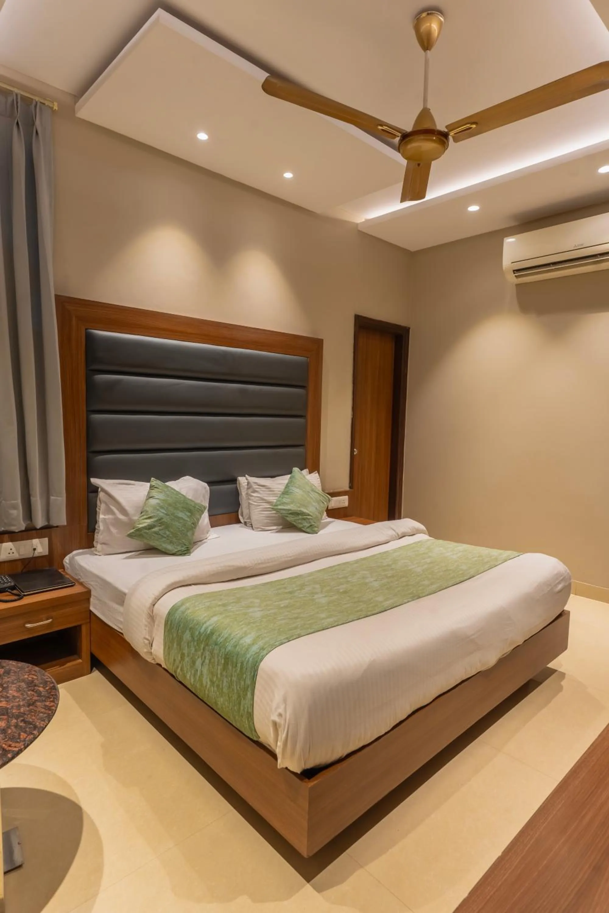 Bed in Hotel Amritsar International 2 min walk from Amritsar Bus Stand