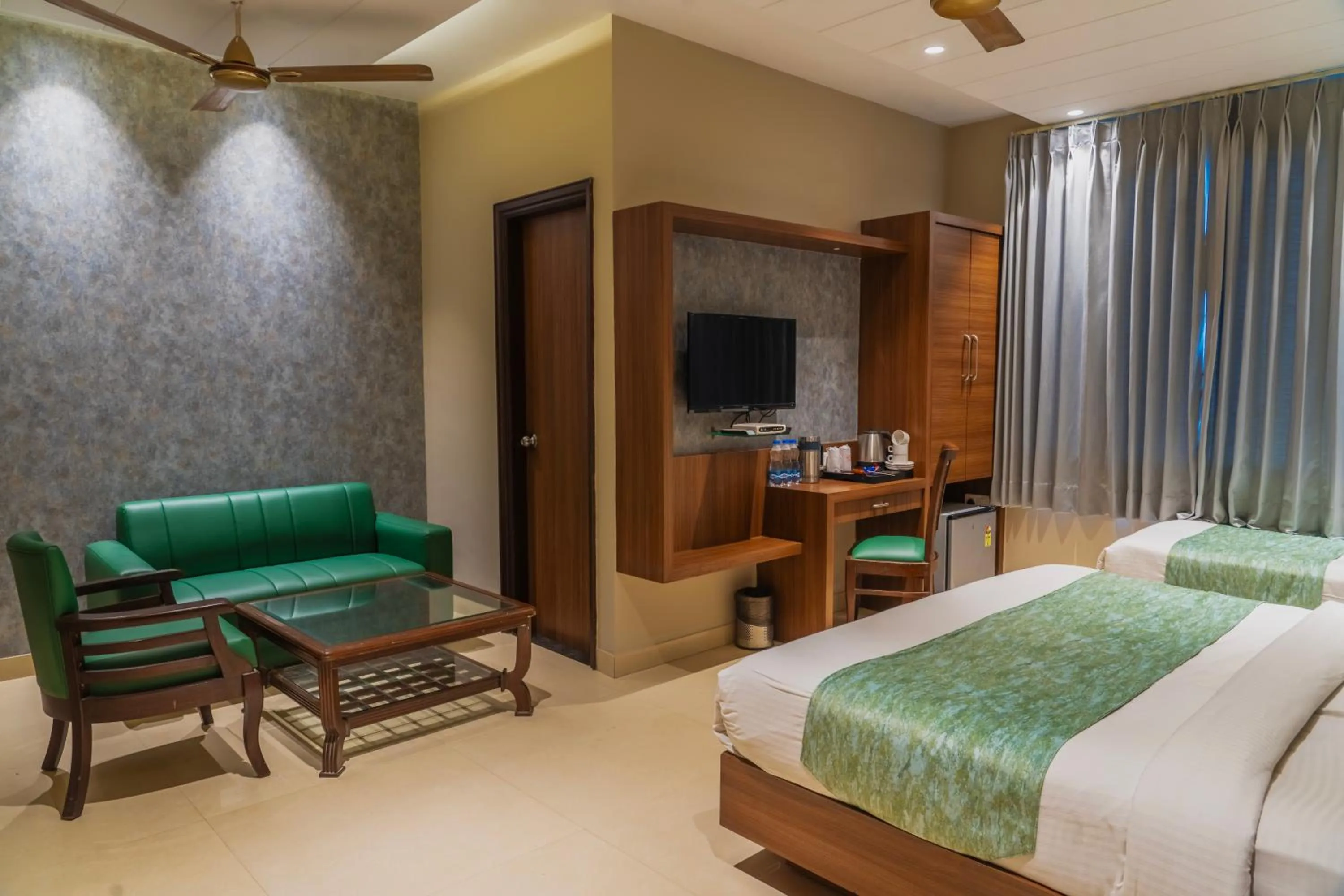 Bed in Hotel Amritsar International 2 min walk from Amritsar Bus Stand