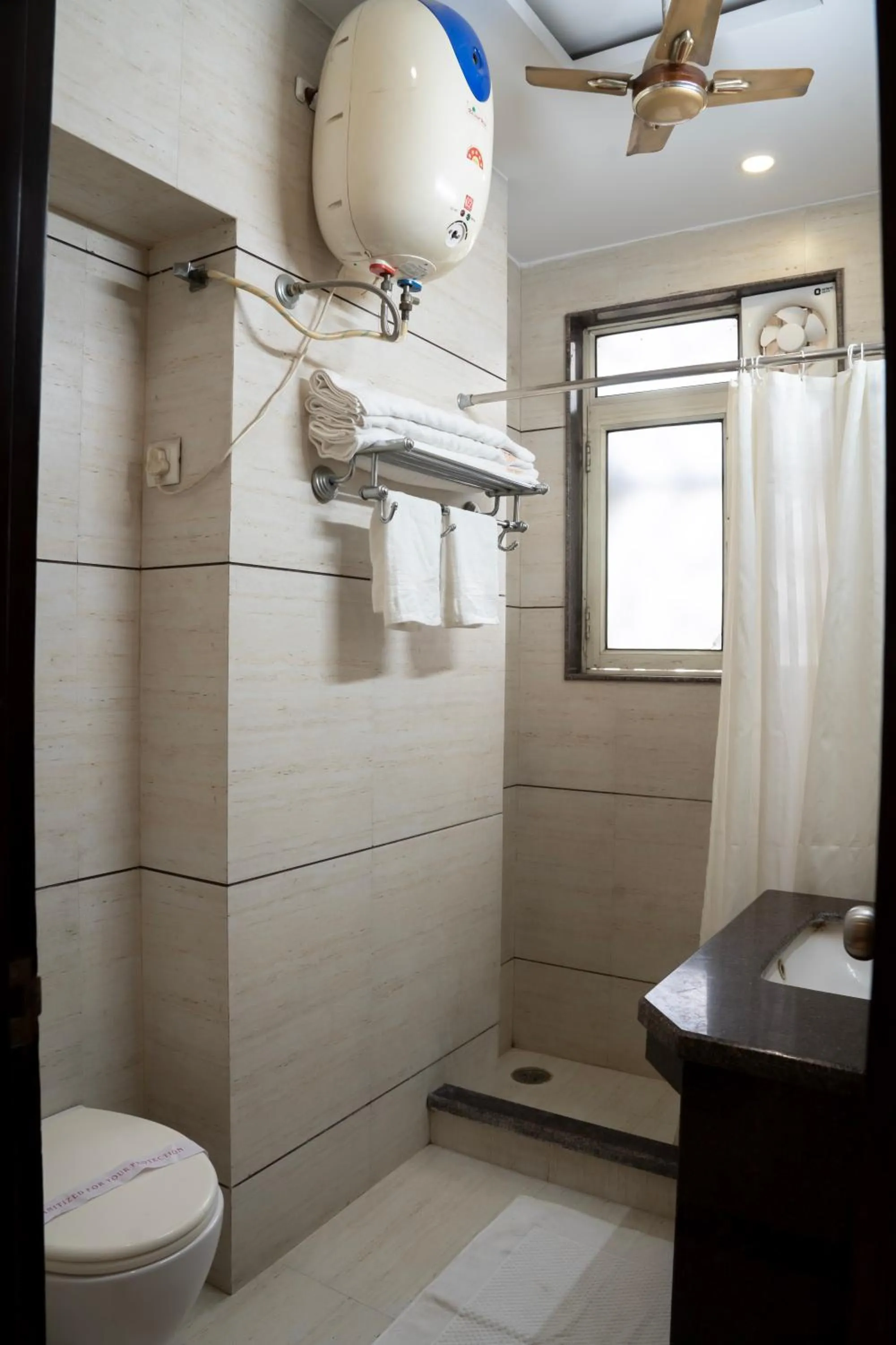 Toilet in Hotel Amritsar International 2 min walk from Amritsar Bus Stand