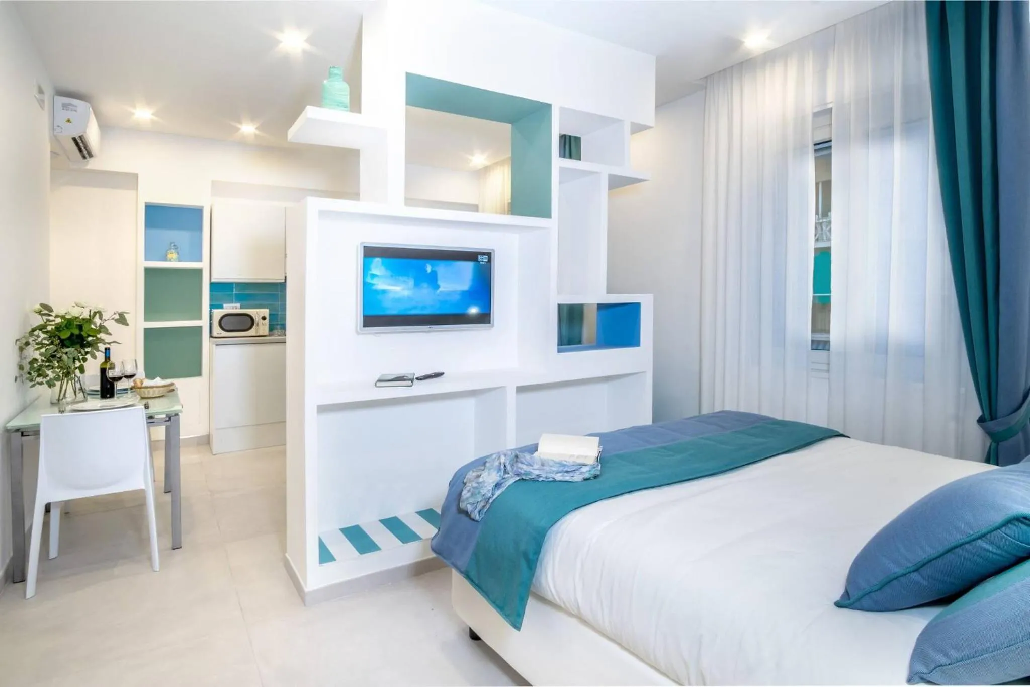 Communal lounge/ TV room, Bed in SorrentoVibes - Family Apartment in Sorrento Centre