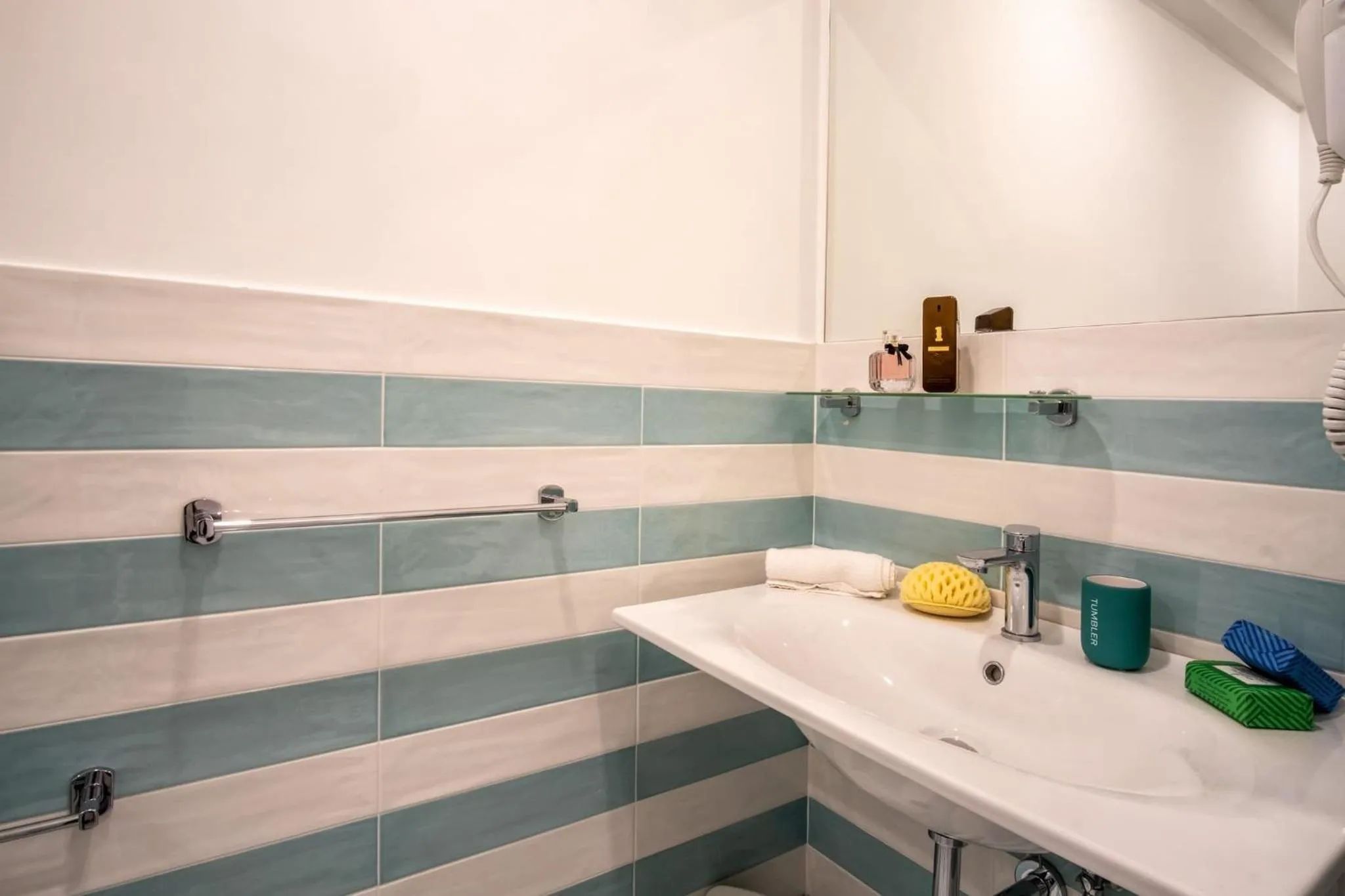 Bathroom in SorrentoVibes - Family Apartment in Sorrento Centre