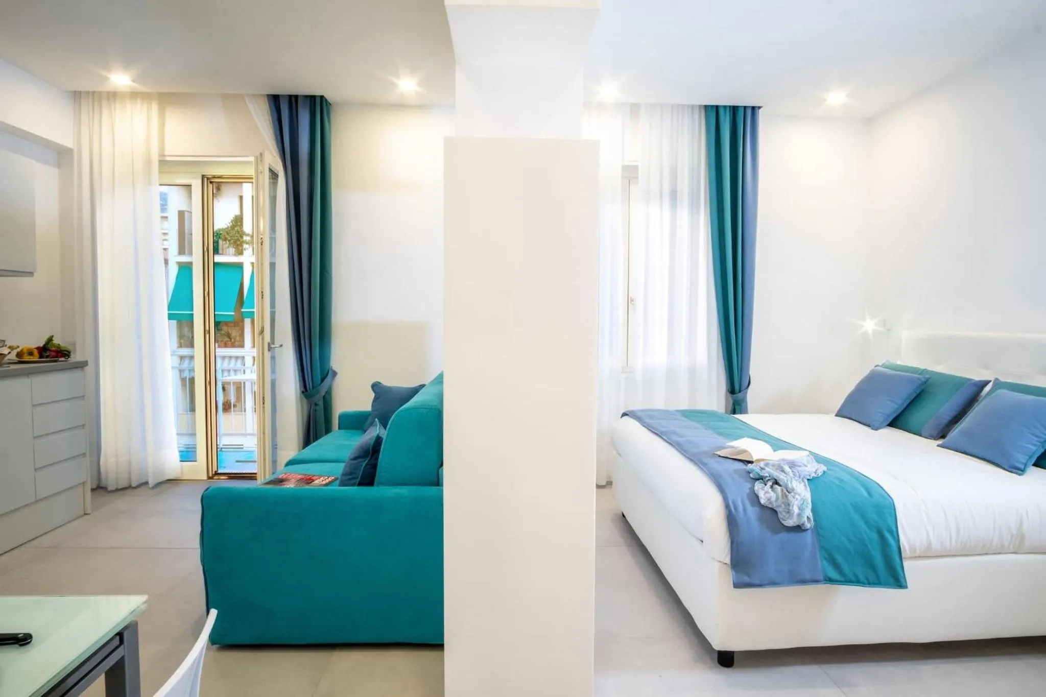 Communal lounge/ TV room, Bed in SorrentoVibes - Family Apartment in Sorrento Centre