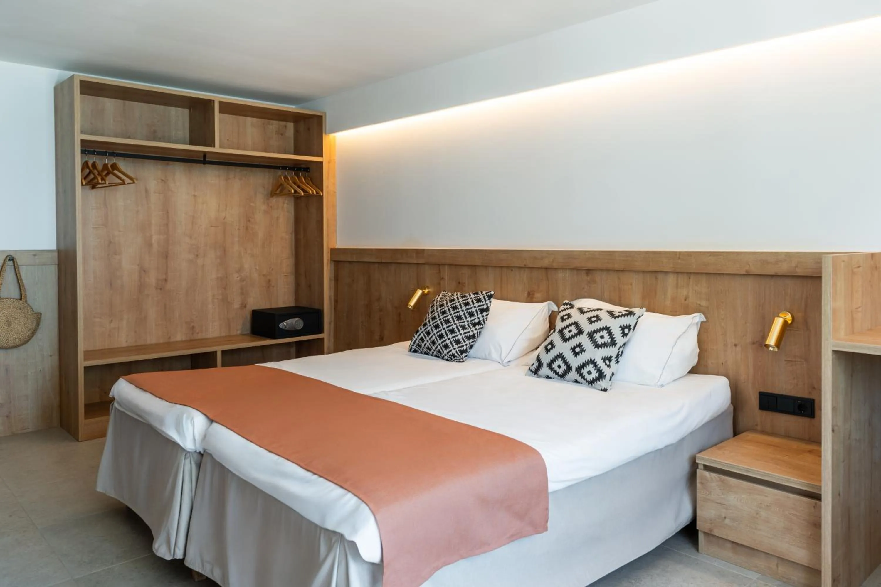 Bedroom, Bed in FERGUS Style Palma Beach - Adults Only