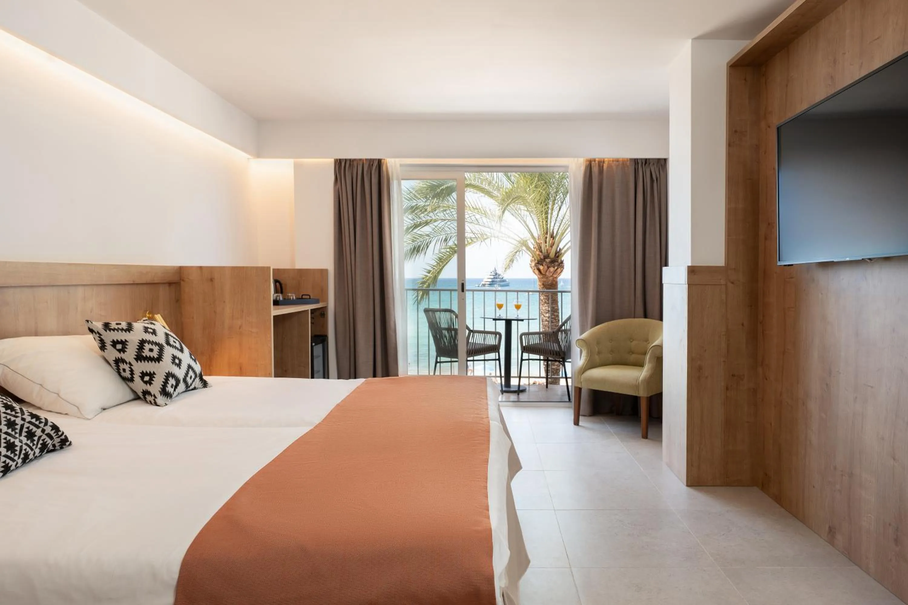 Bedroom, Bed in FERGUS Style Palma Beach - Adults Only