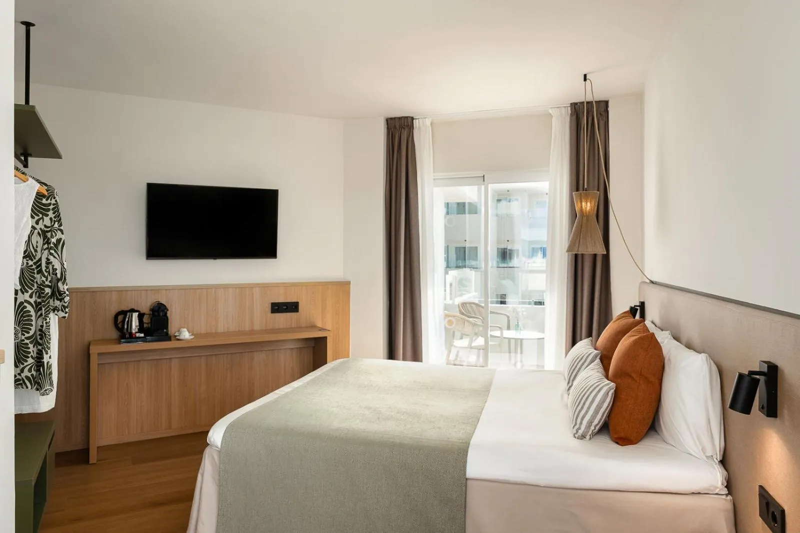 Bedroom, Bed in FERGUS Style Palma Beach - Adults Only