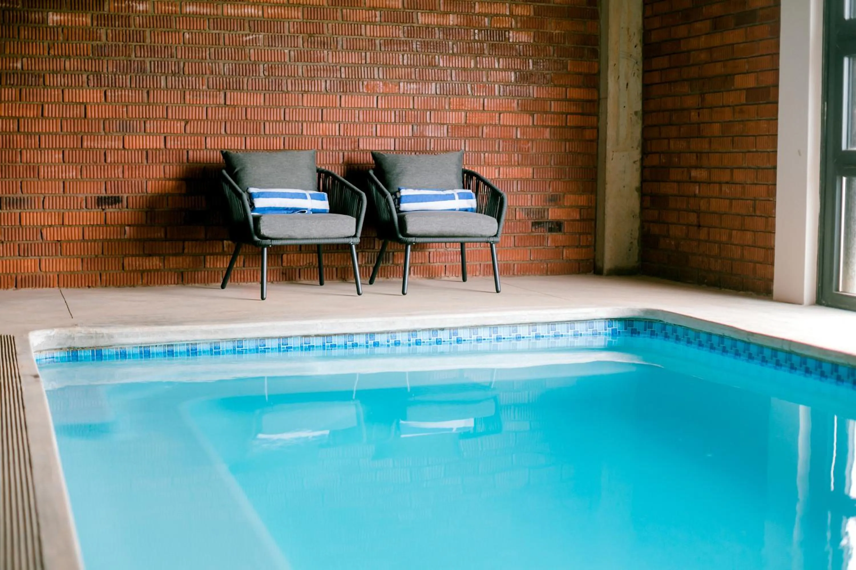 Swimming pool in Dragonview Lodge