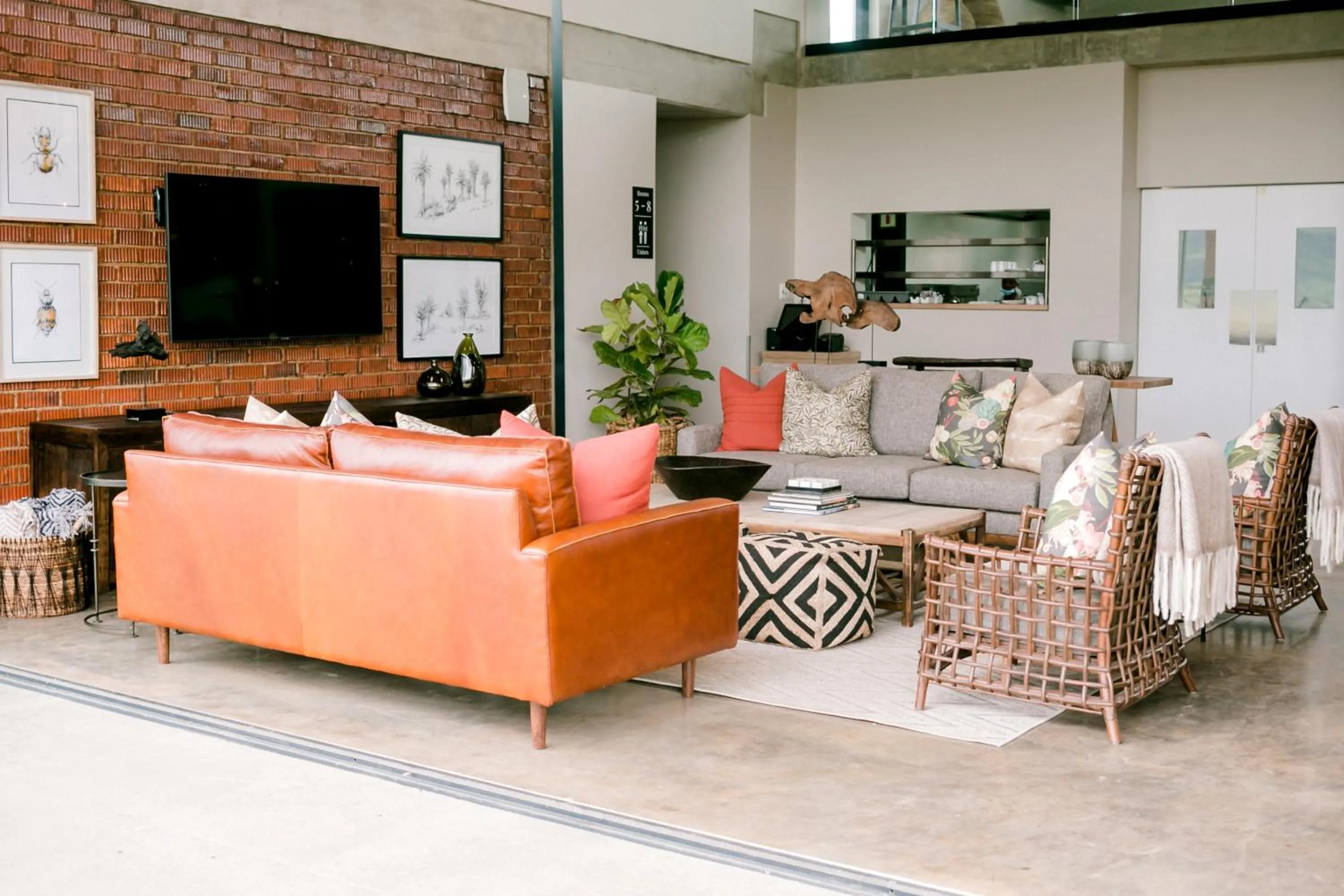 Lounge or bar in Dragonview Lodge