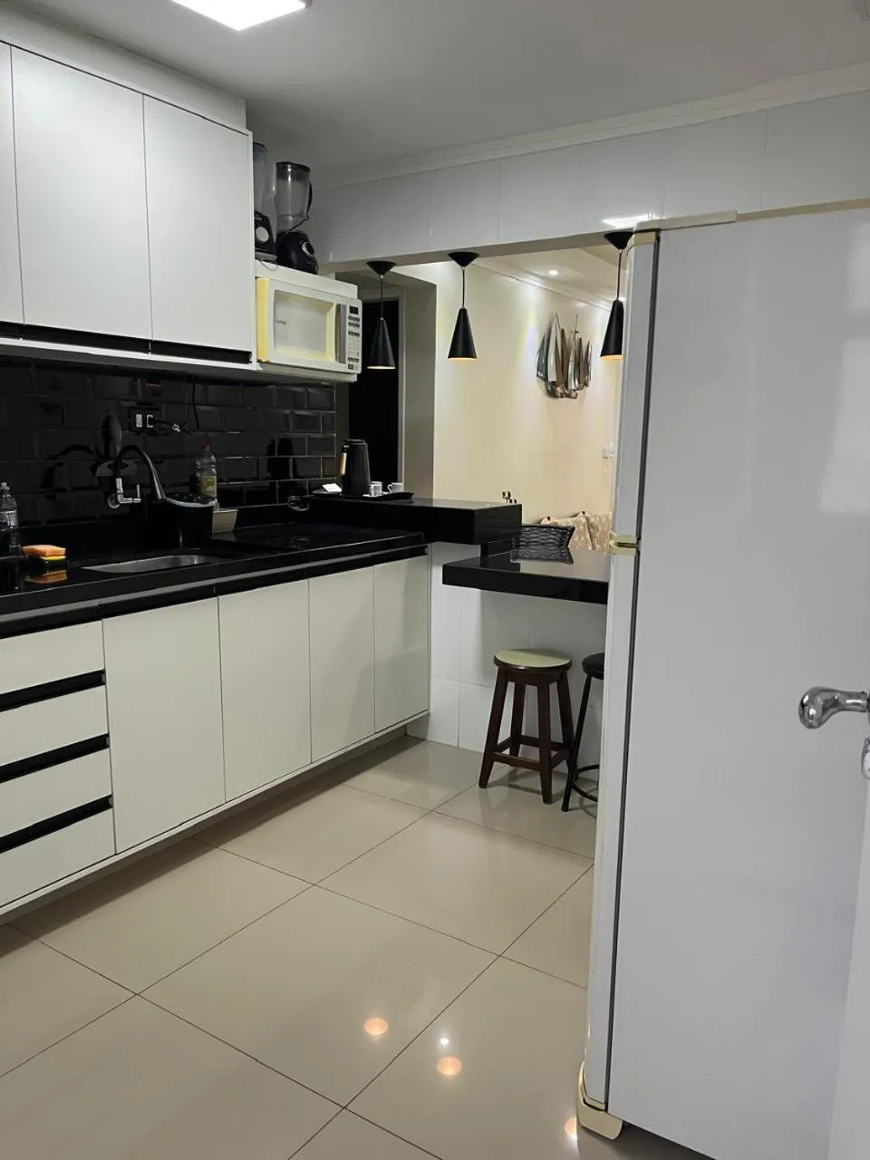 Communal kitchen in APARTAMENTO 74 Guarujá Pitangueiras Pé na Areia Vista para o Mar 7º Andar