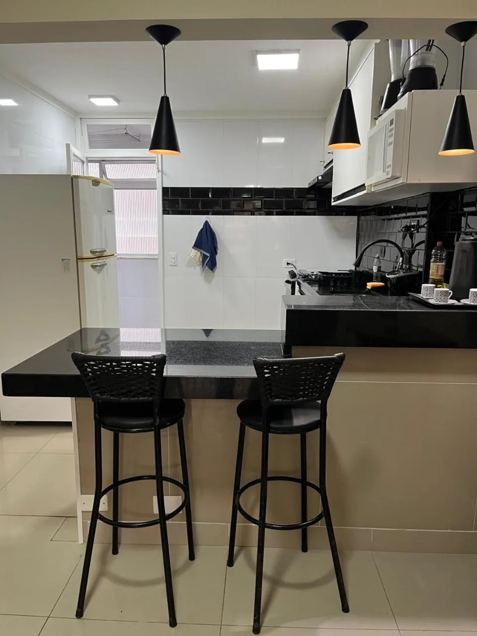 Communal kitchen in APARTAMENTO 74 Guarujá Pitangueiras Pé na Areia Vista para o Mar 7º Andar