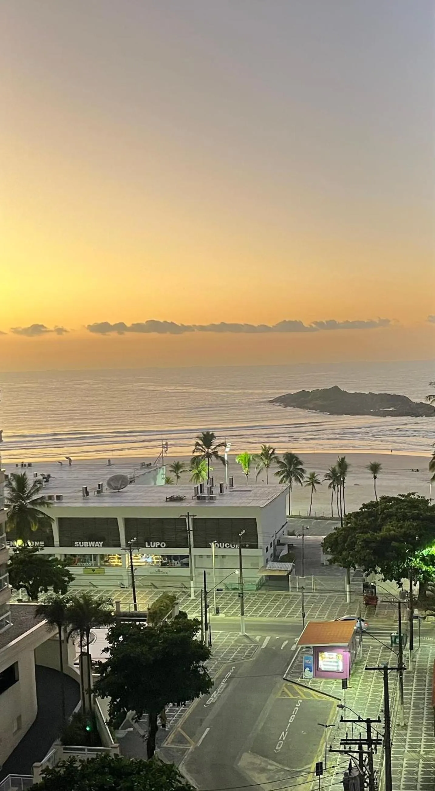 Beach in APARTAMENTO 74 Guarujá Pitangueiras Pé na Areia Vista para o Mar 7º Andar