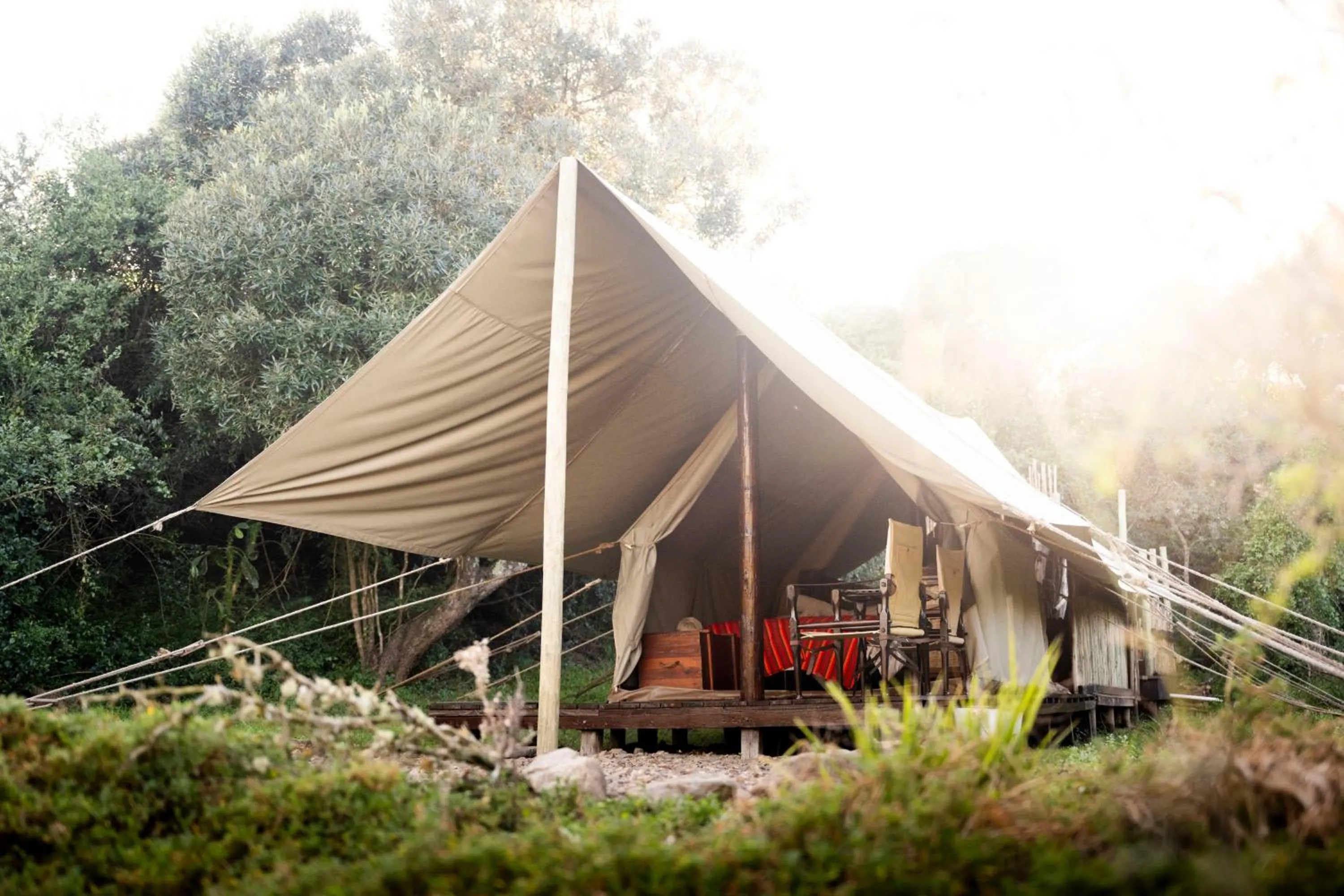 Bedroom in Quatermain's 1920's Safari Camp – Amakhala Game Reserve