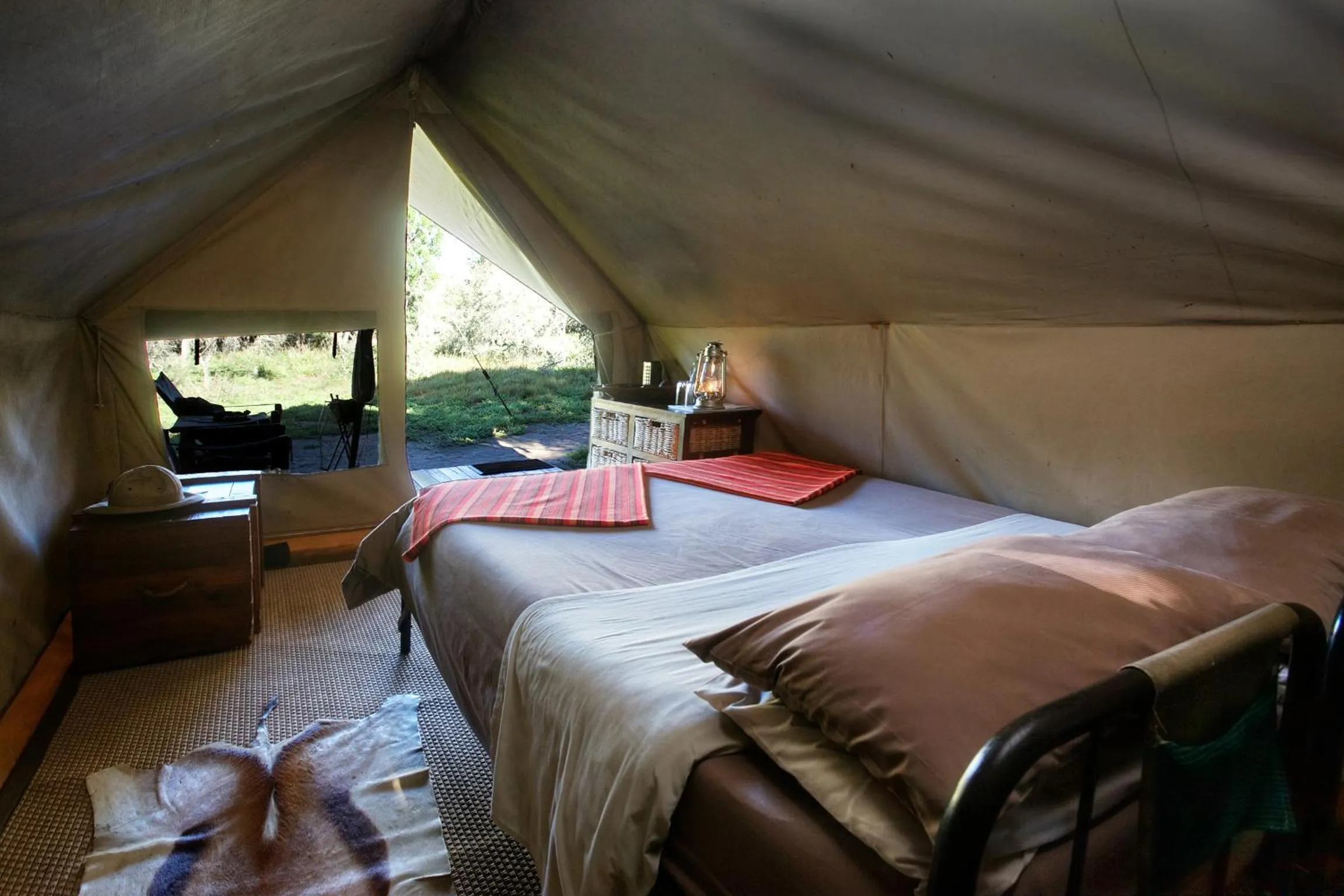 Bedroom, Bed in Quatermain's 1920's Safari Camp – Amakhala Game Reserve