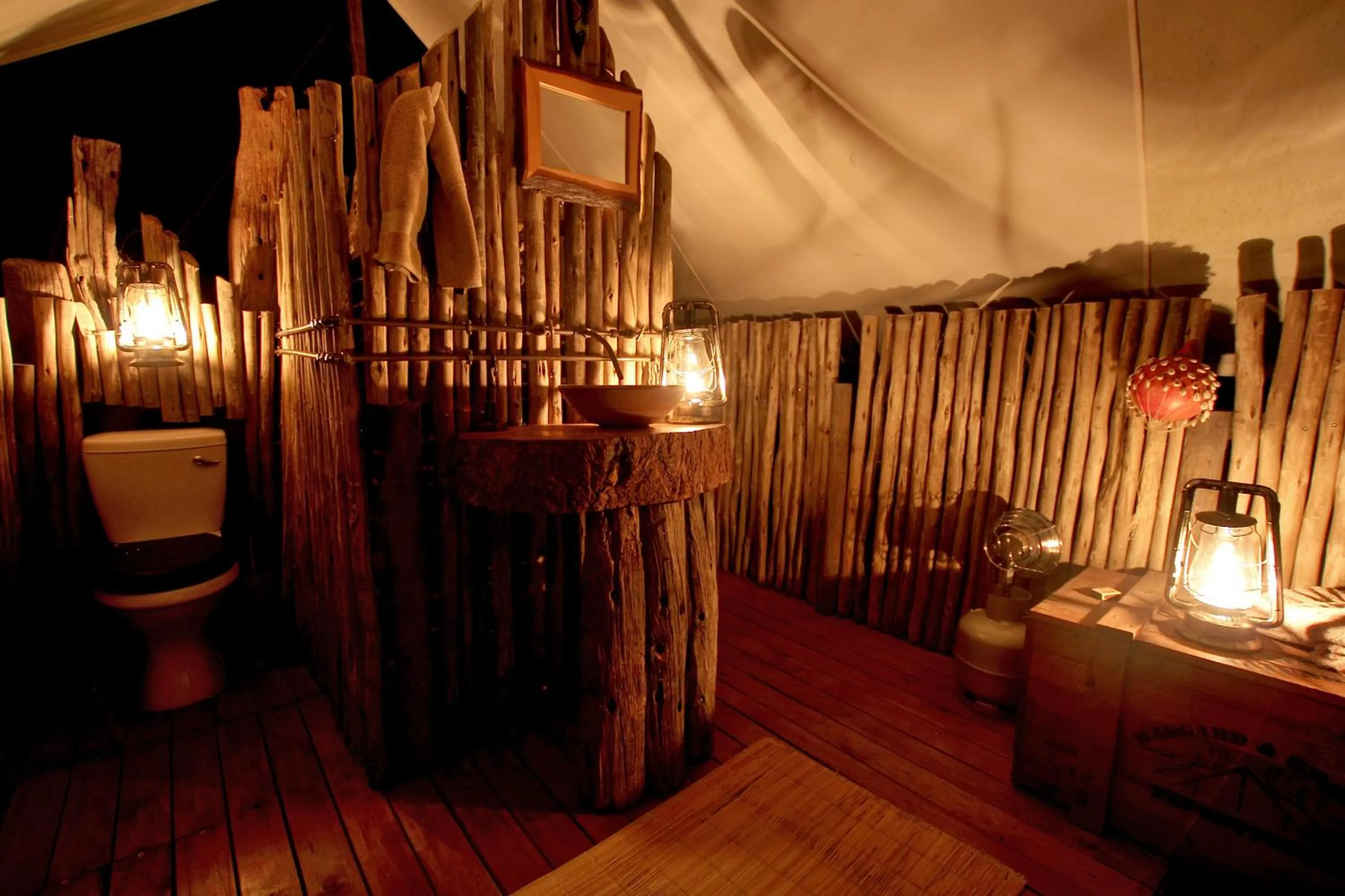 Bathroom in Quatermain's 1920's Safari Camp – Amakhala Game Reserve