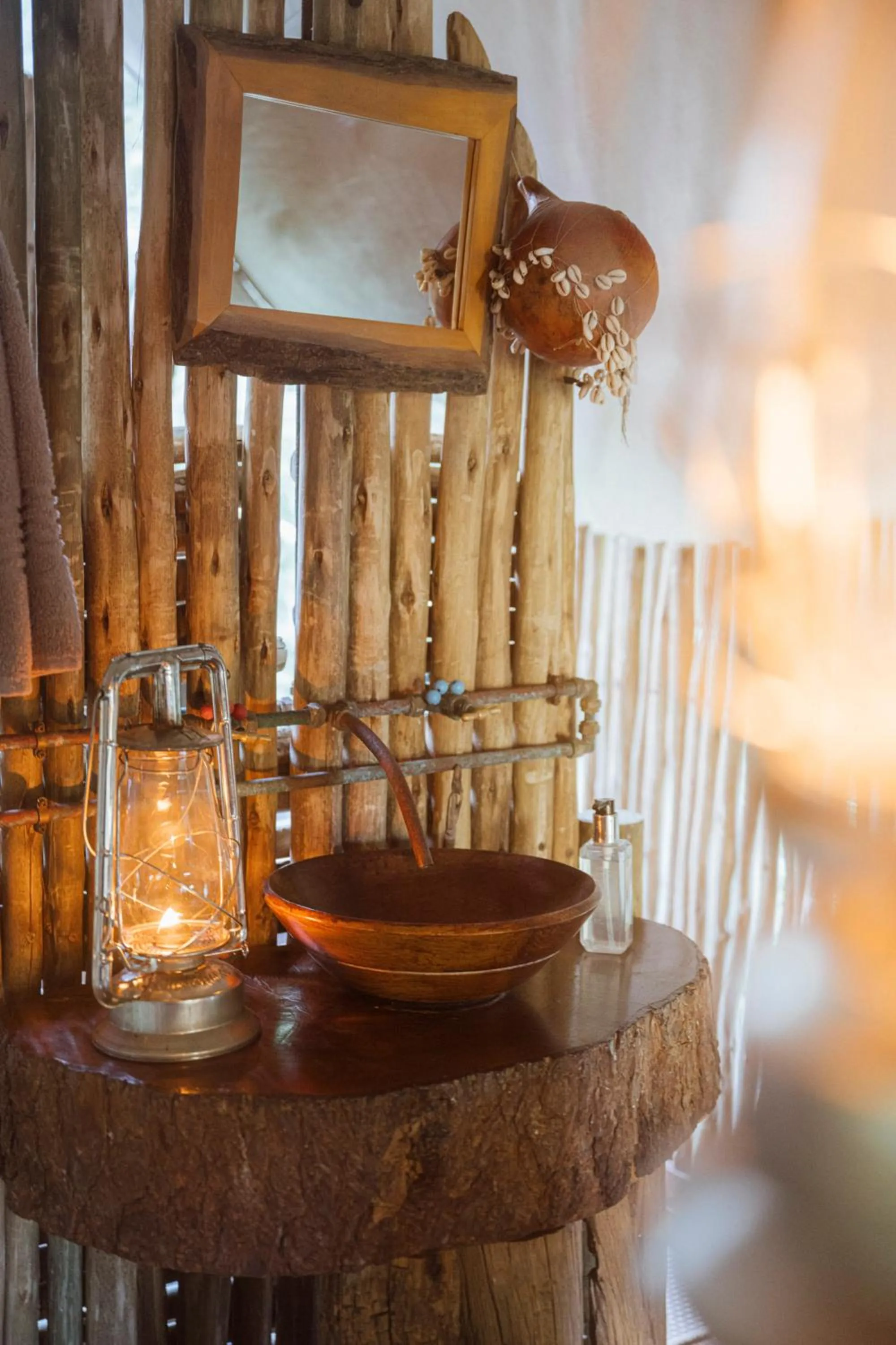 Bathroom in Quatermain's 1920's Safari Camp – Amakhala Game Reserve