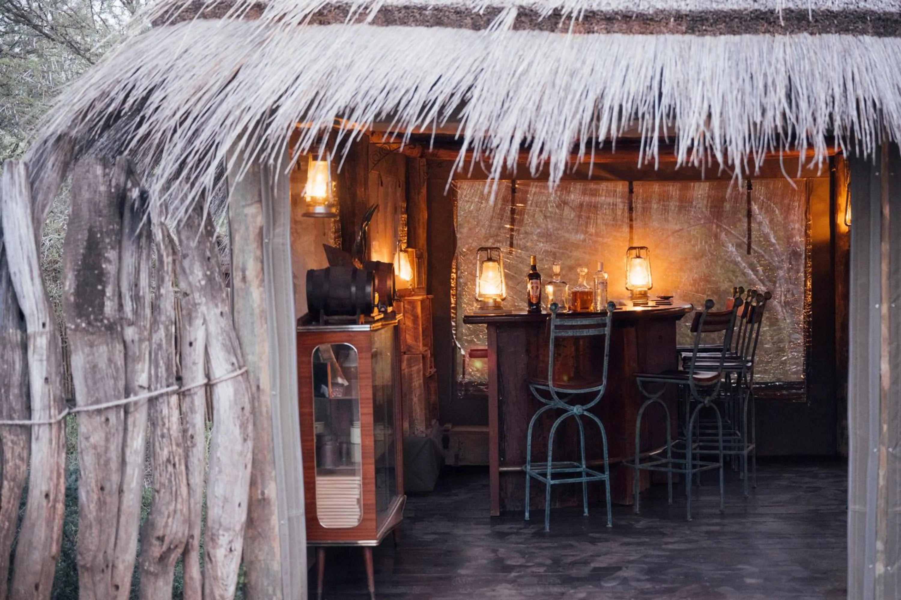 Lounge or bar in Quatermain's 1920's Safari Camp – Amakhala Game Reserve