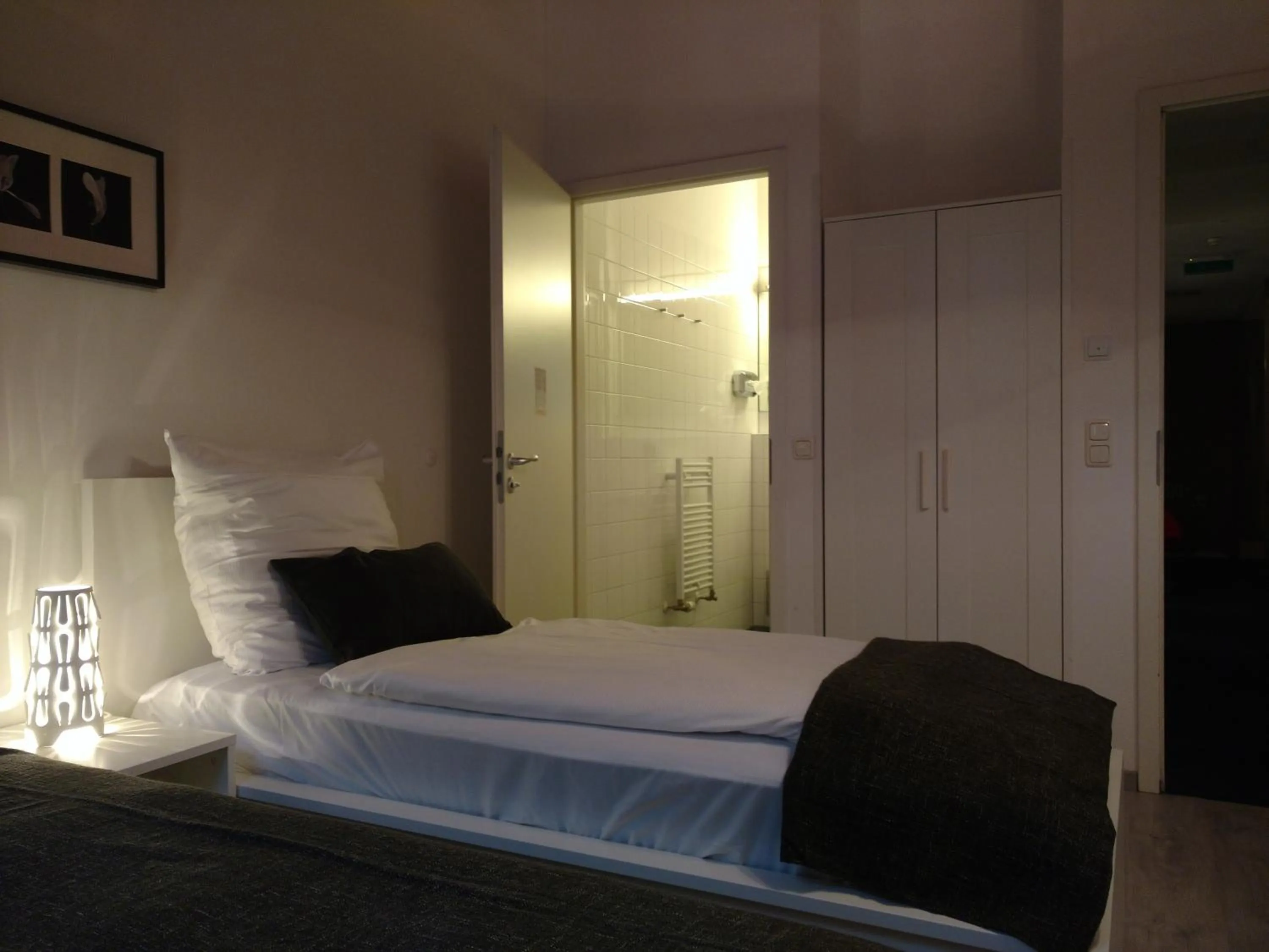 Bathroom, Bed in Midi Inn Parkhotel Mitte