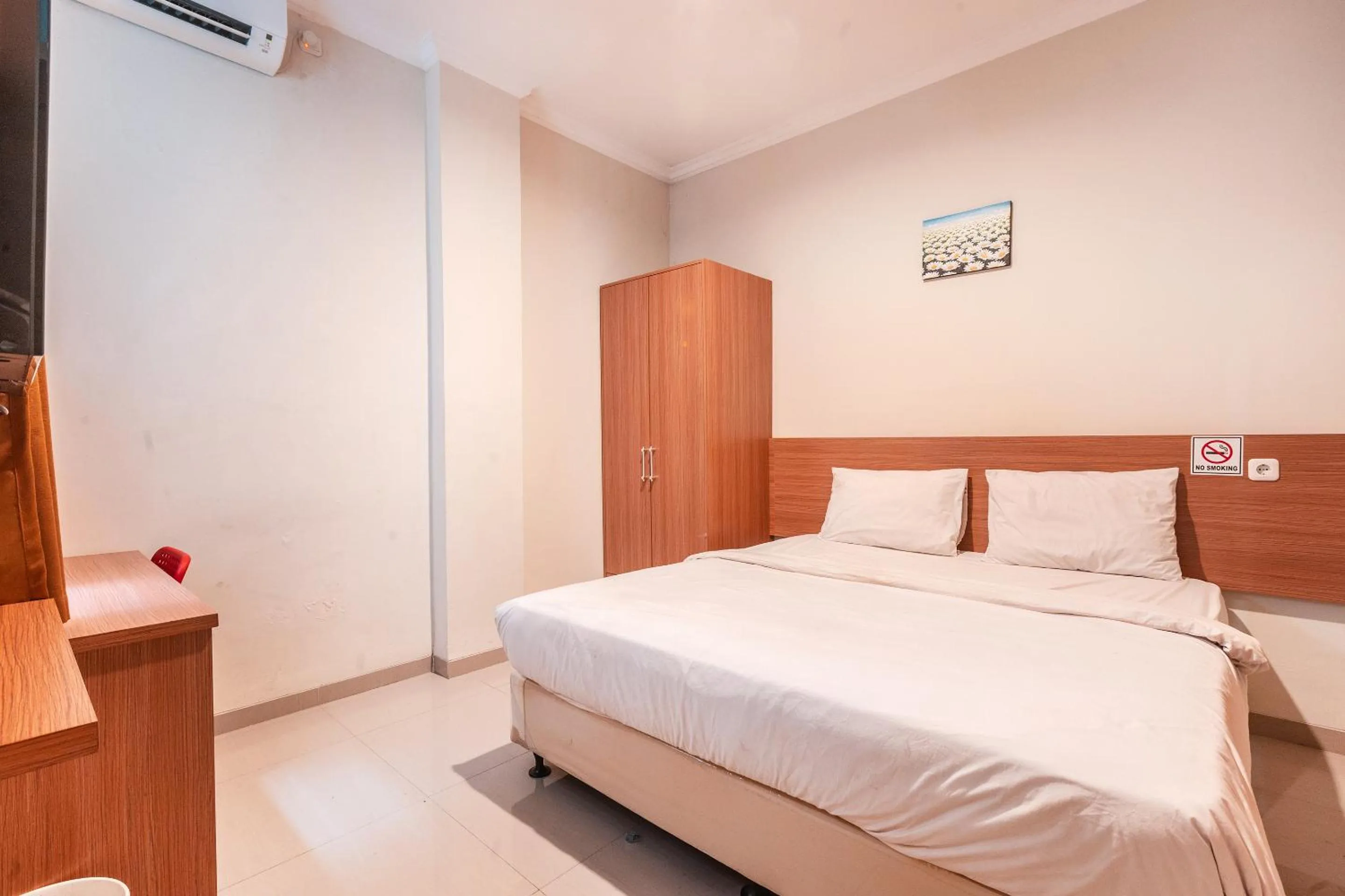 Photo of the whole room, Bed in The Kartini 8 Residence - Mangga Besar