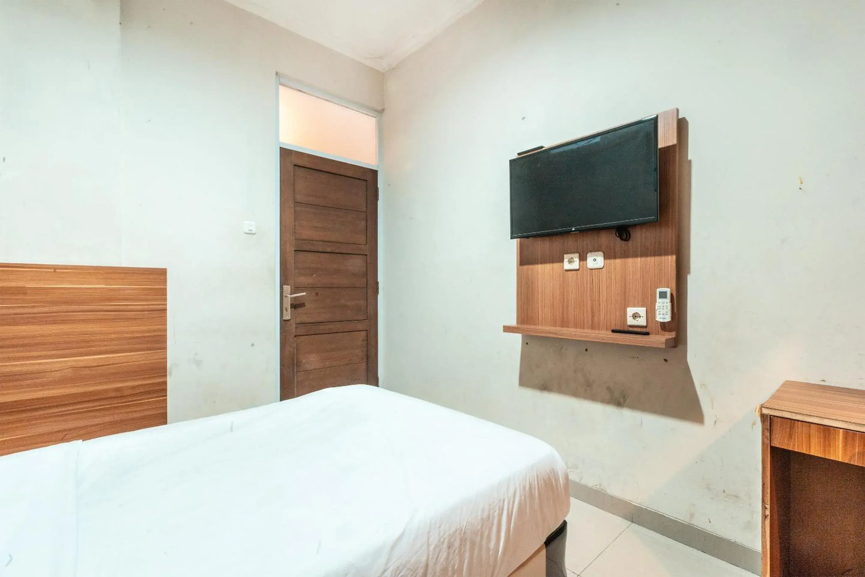 Standard Single Room - single occupancy in The Kartini 8 Residence - Mangga Besar Standard Single Room - single occupancy in The Kartini 8 Residence - Mangga Besar