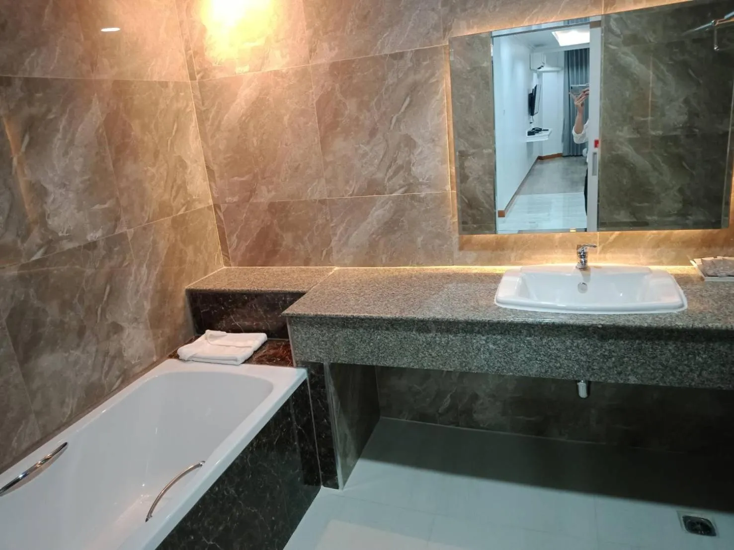Bath in Grandview Landmark Betong Hotel