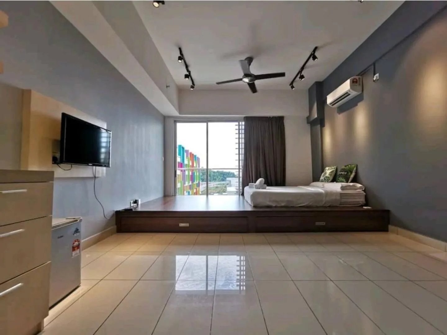 Communal lounge/ TV room, Bed in Aeropod 5 mins to Airport 10 mins to KK city