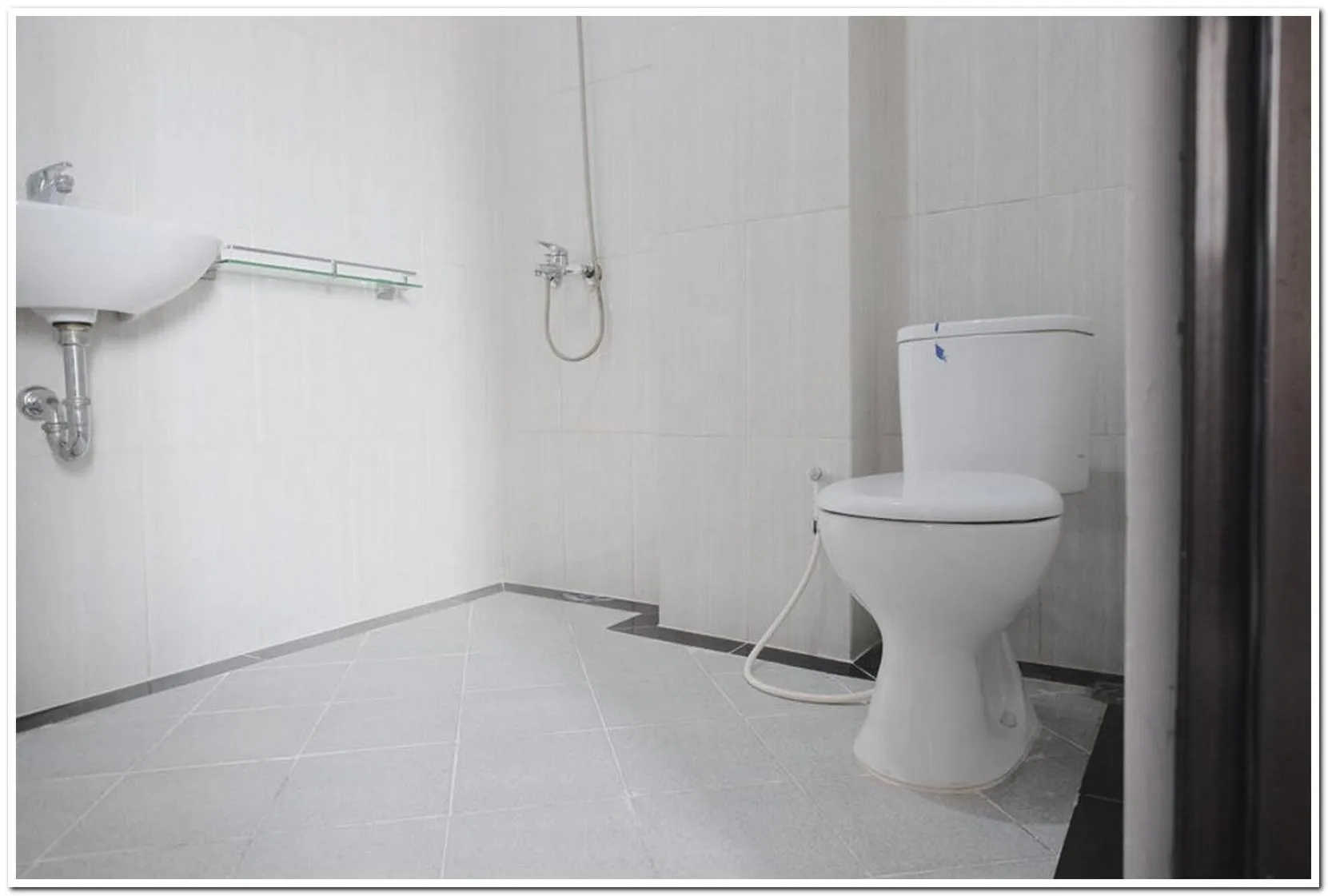 Bathroom in RedDoorz near Kota Tua 2