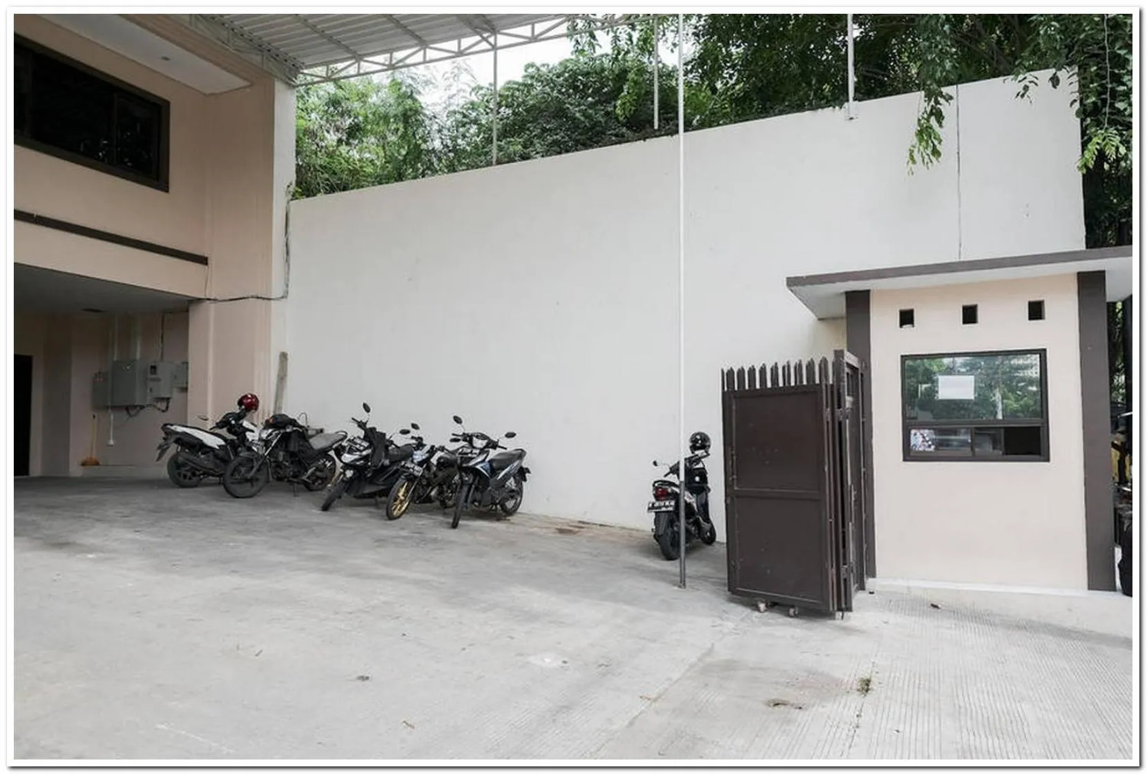 Facade/entrance in RedDoorz near Kota Tua 2