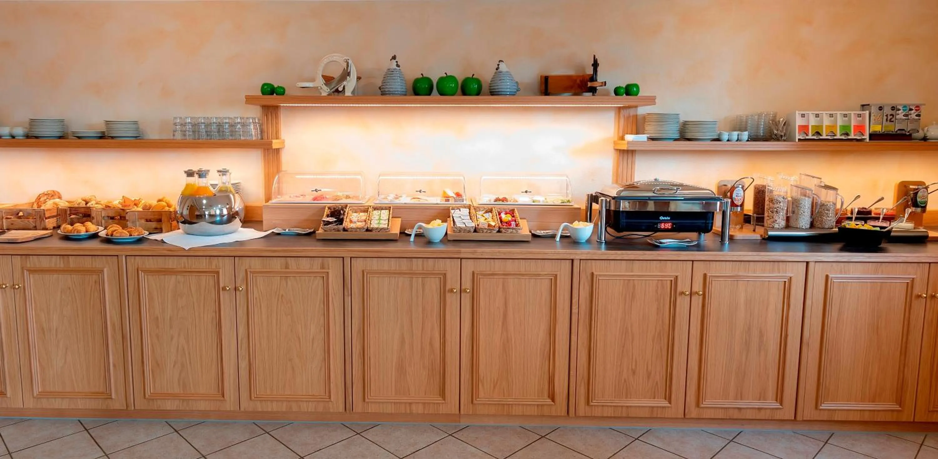 Buffet breakfast in Luckai Hotel & Restaurant Inhaber Dennis Burmann