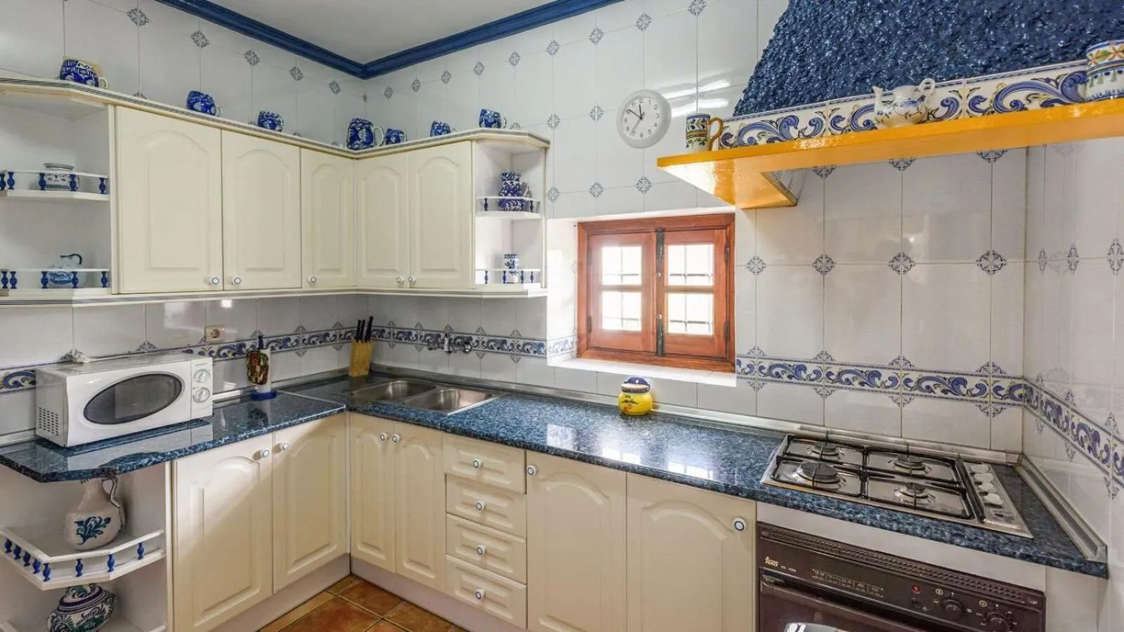 Kitchen or kitchenette in Casa La Vina del Arenal Pizarra by Ruralidays