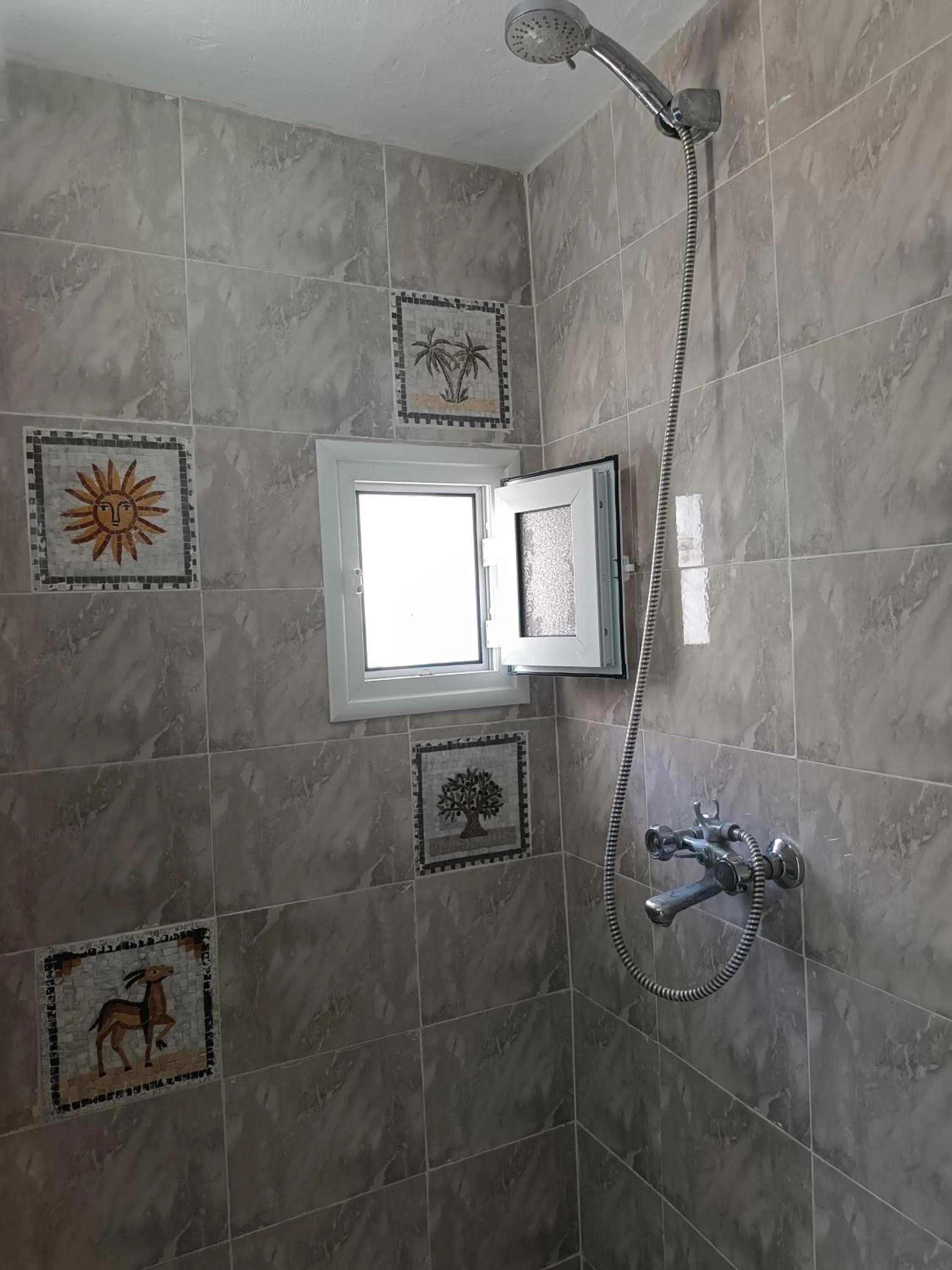 Shower in Dar Hkaïem