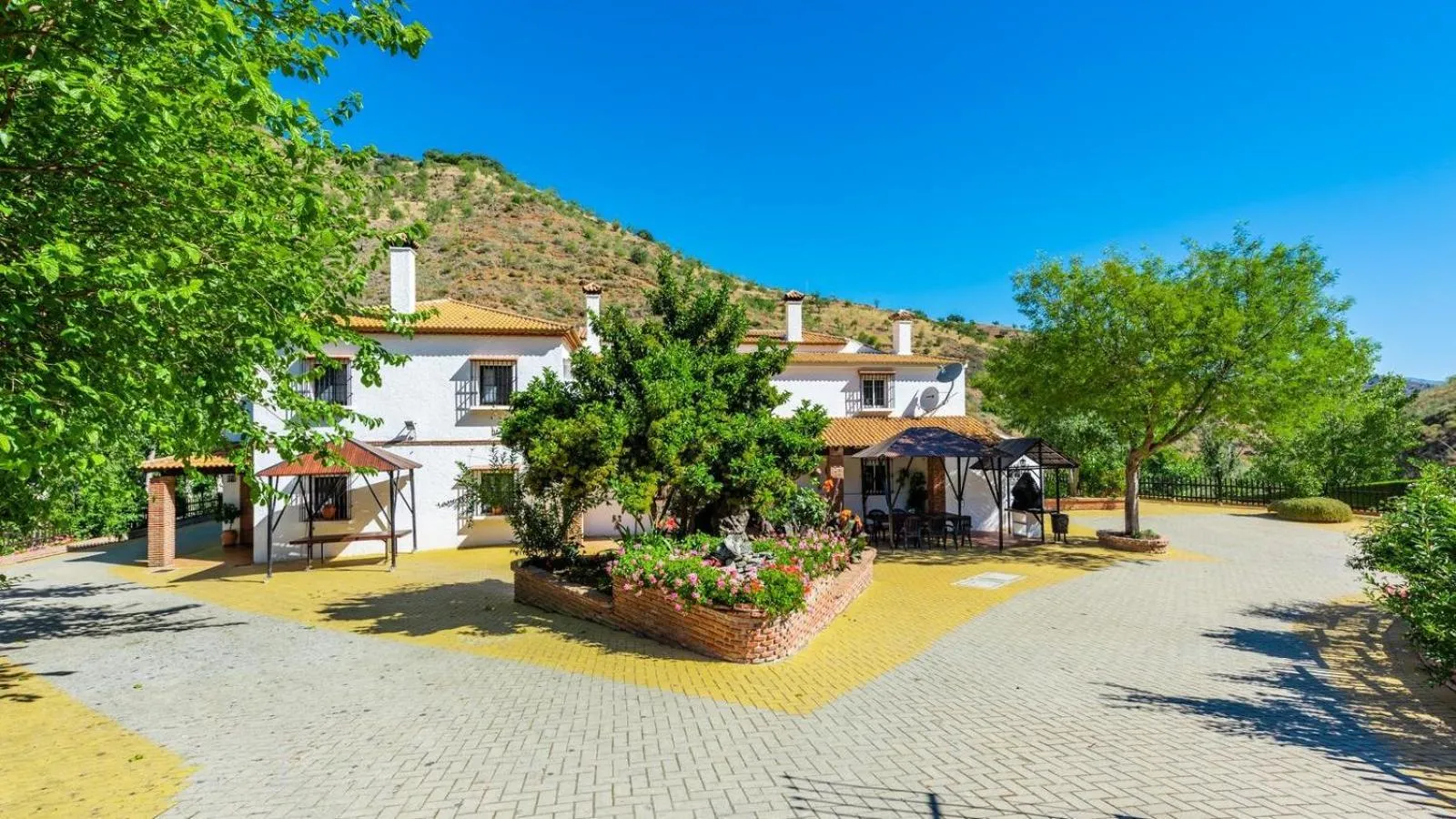 children in Villa Lagar Martinez Malaga by Ruralidays