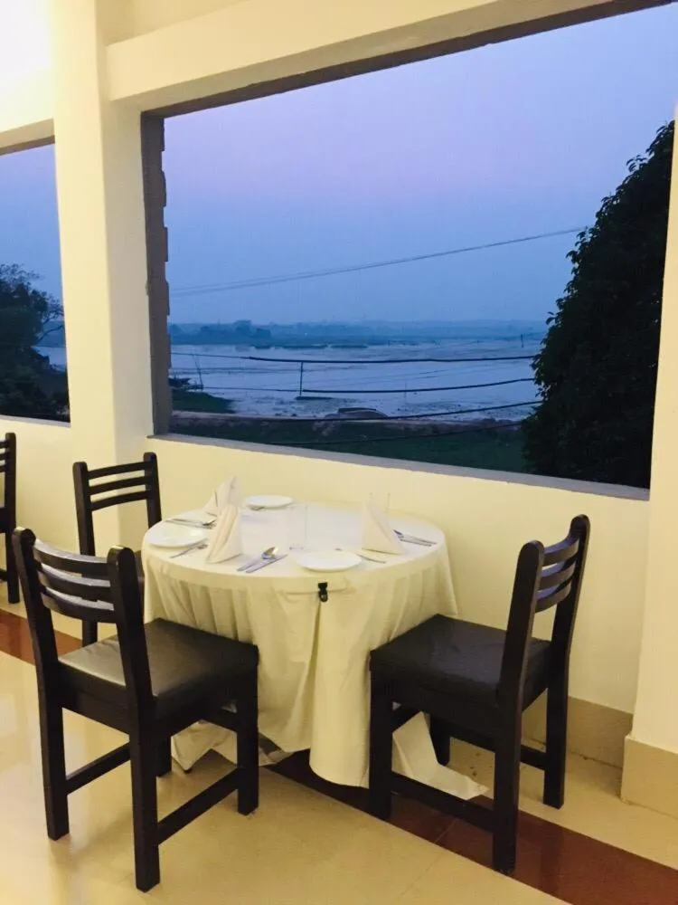 Restaurant/places to eat in Lake Side Resort Neermahal