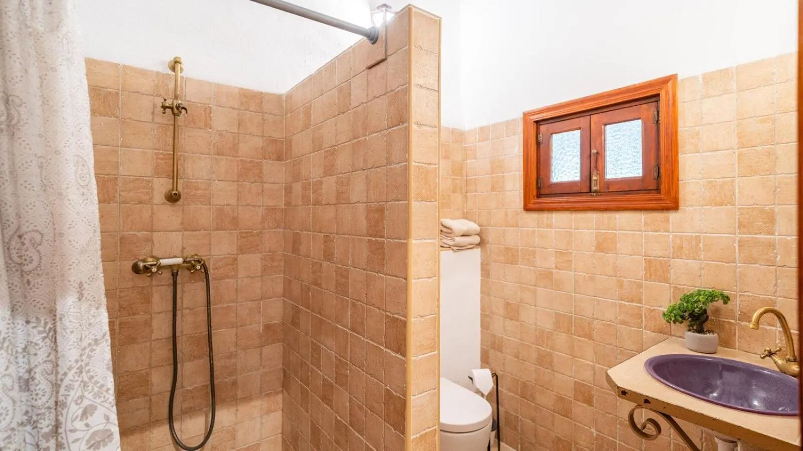 Bathroom in Casa del Alize Sayalonga by Ruralidays