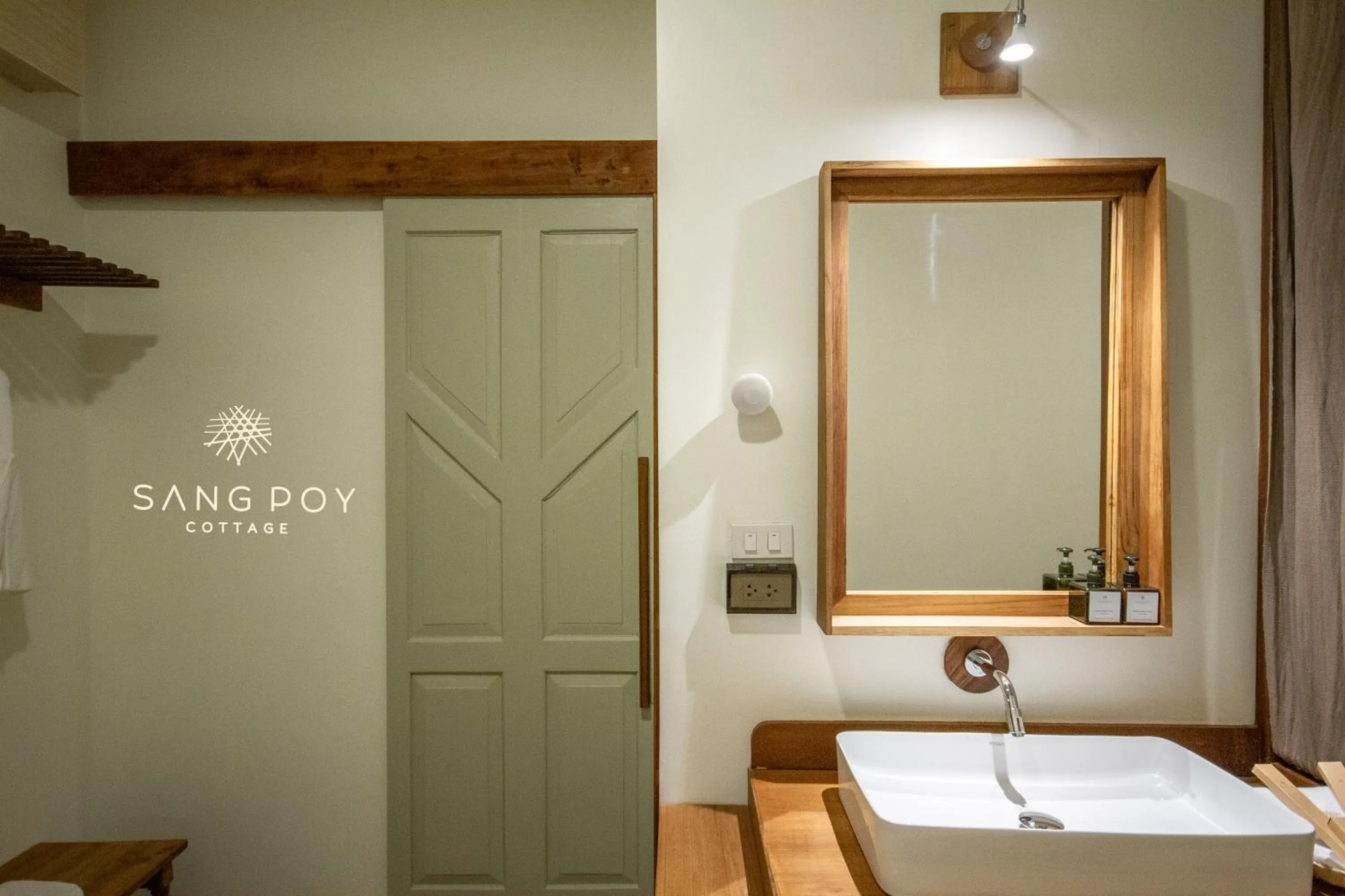 Bedroom, Bed in Sang Poy Cottage