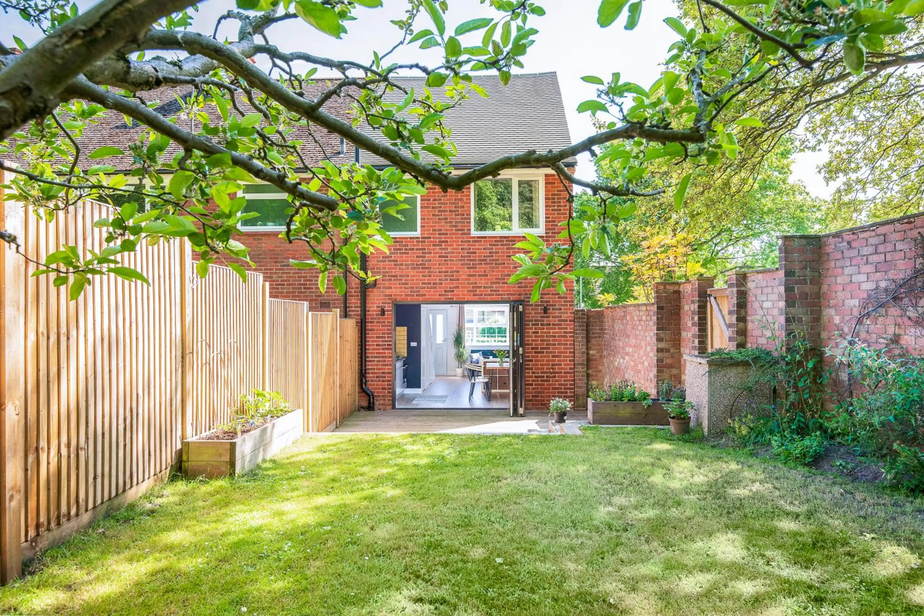 Garden in 2 bed house close to Town Centre