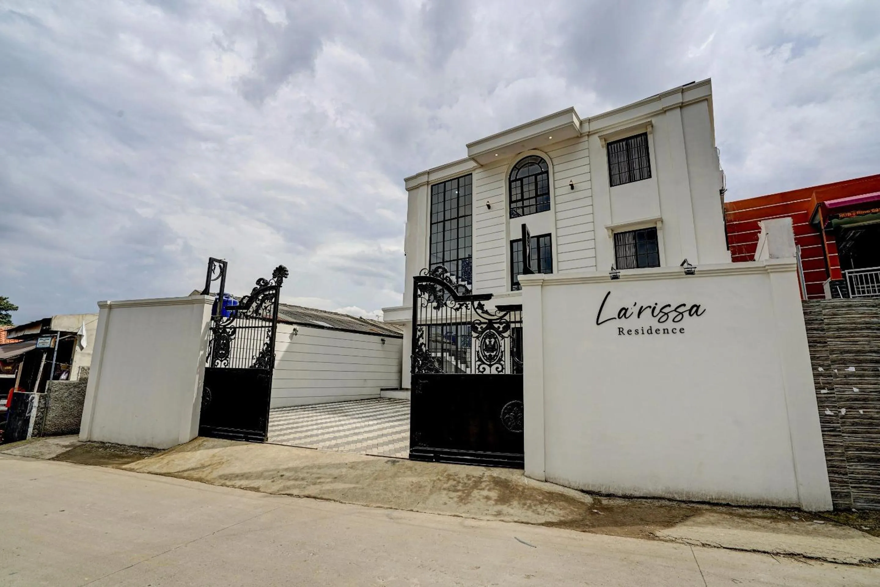 Facade/entrance in OYO Capital O 90164 La'rissa Residence