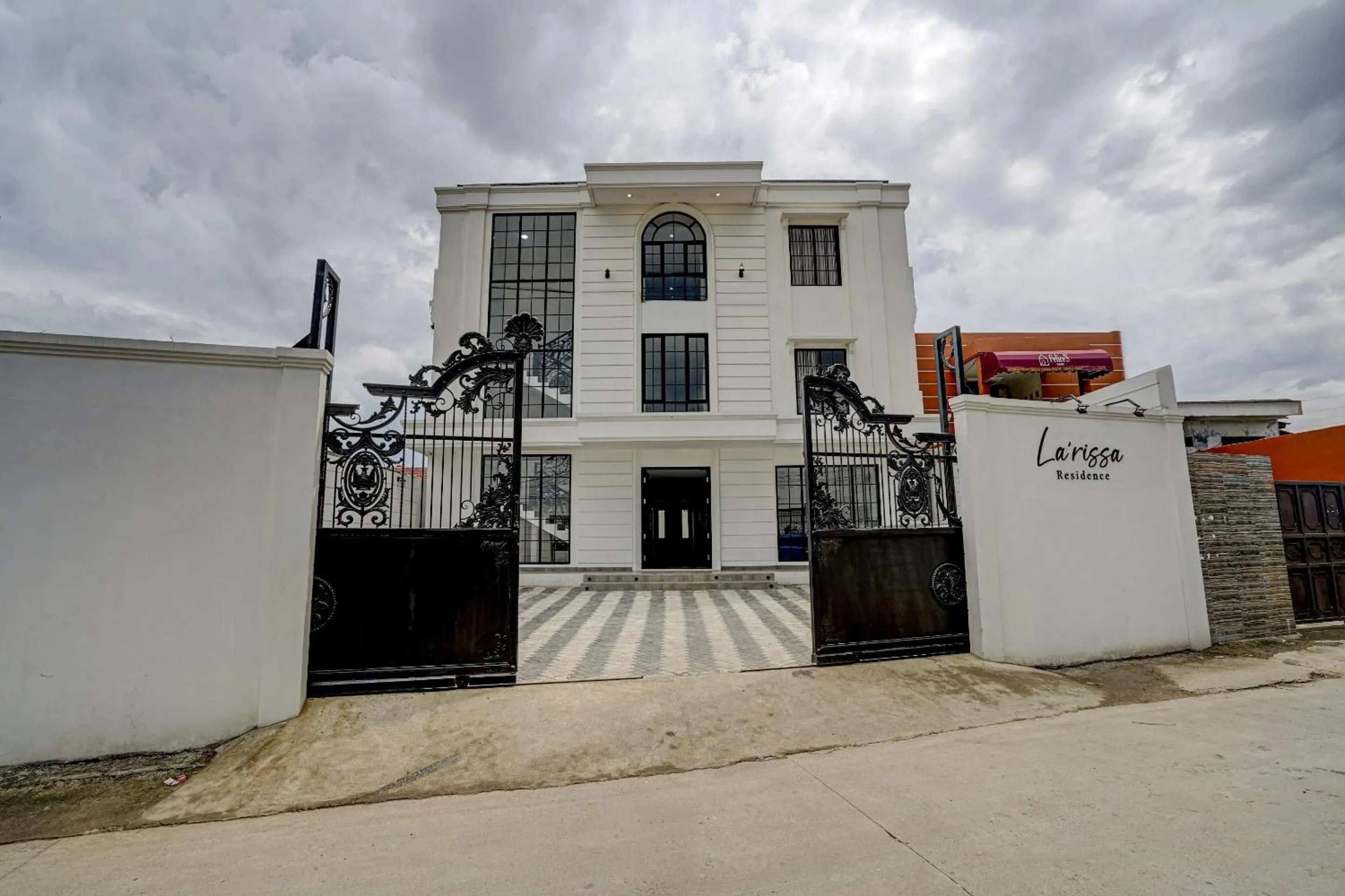 Facade/entrance in OYO Capital O 90164 La'rissa Residence