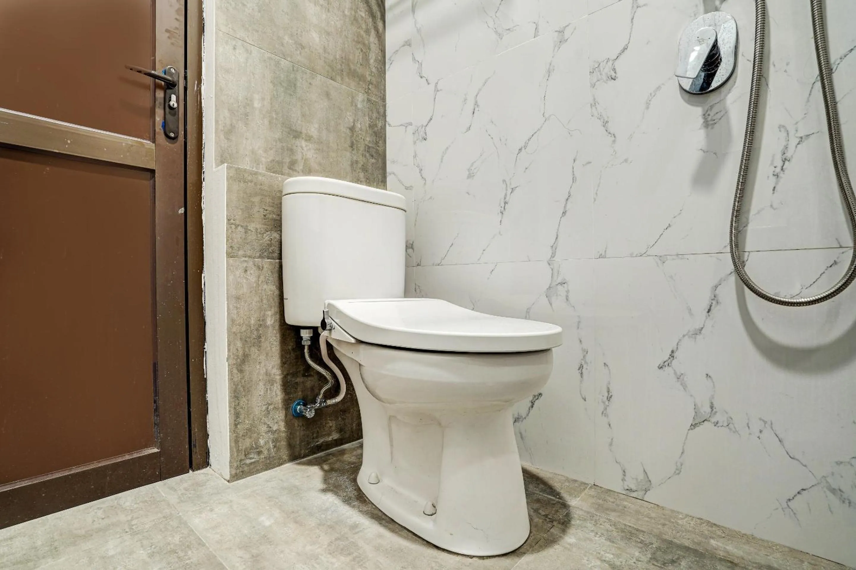 Bathroom in OYO Capital O 90164 La'rissa Residence