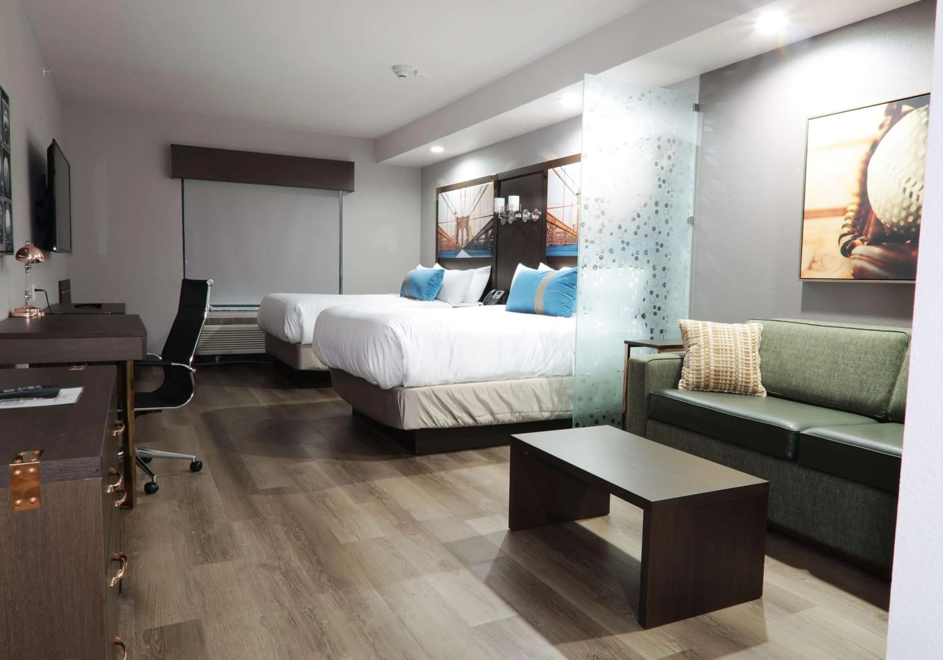 Photo of the whole room, Bed in Hotel Manhattan, BW Signature Collection