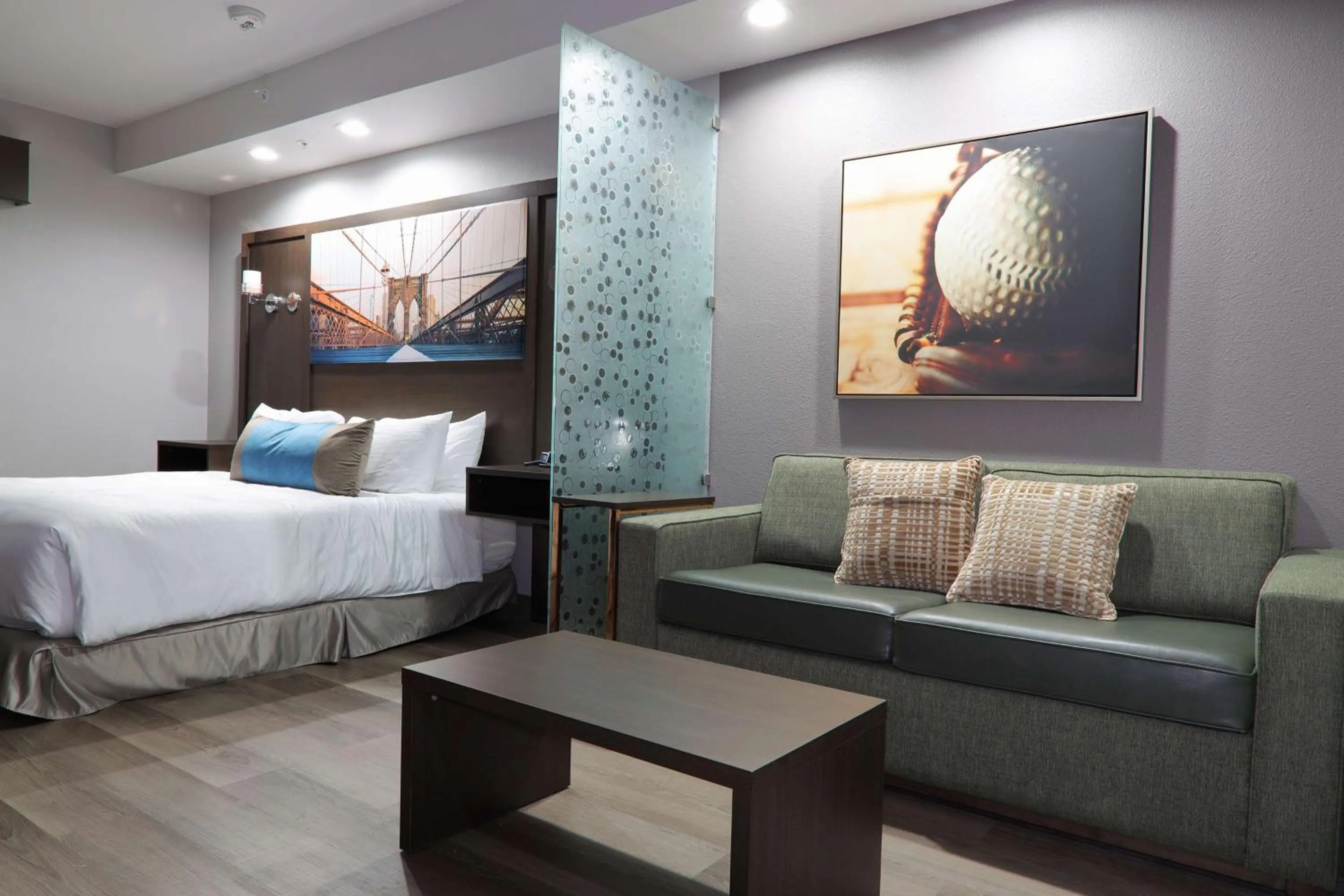 Photo of the whole room, Bed in Hotel Manhattan, BW Signature Collection