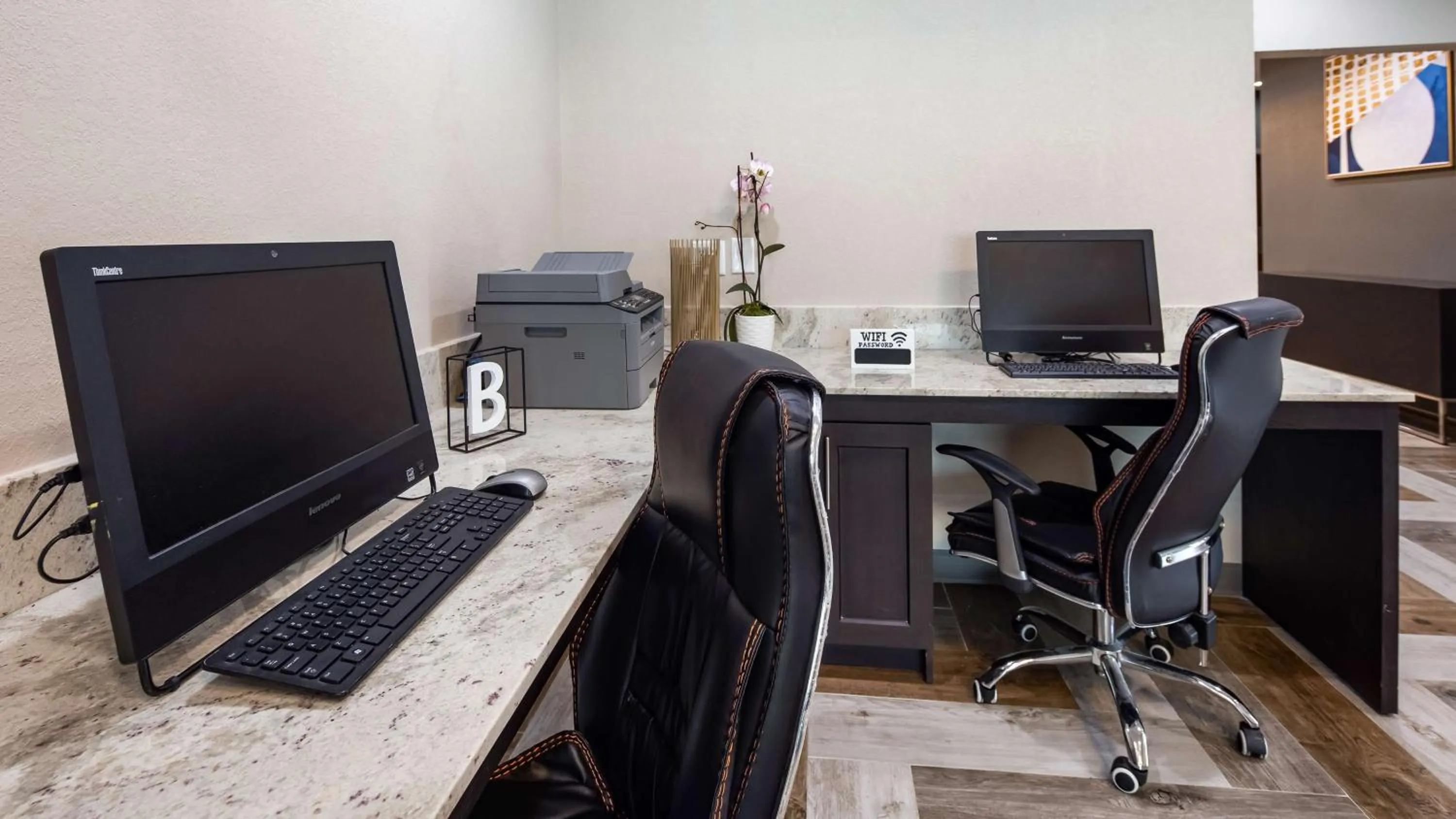 TV and multimedia in Hotel Manhattan, BW Signature Collection