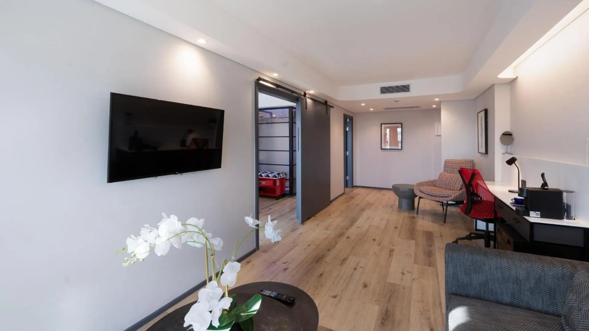 TV and multimedia in ANEW Hotel Green Point Cape Town